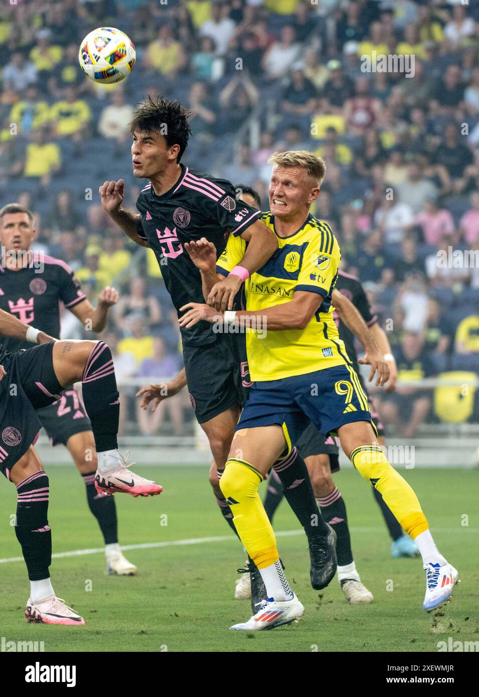 Nashville, Tennessee, USA. Juni 2024. Inter Miami Mittelfeldspieler Federico Redondo (55) führt den Ball an, während er während seines MLS-Fußballspiels in Nashville von Sam Surridge (9) bewacht wird. (Kreditbild: © Camden Hall/ZUMA Press Wire) NUR REDAKTIONELLE VERWENDUNG! Nicht für kommerzielle ZWECKE! Quelle: ZUMA Press, Inc./Alamy Live News Stockfoto