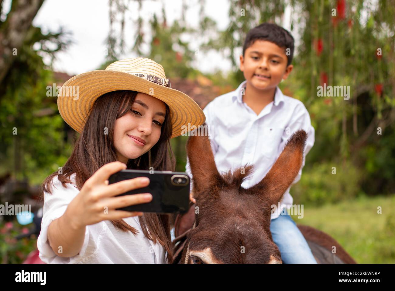 Lifestyle: Geschwisterpaar macht ein Selfie, um einen schönen Moment zu bewahren Stockfoto
