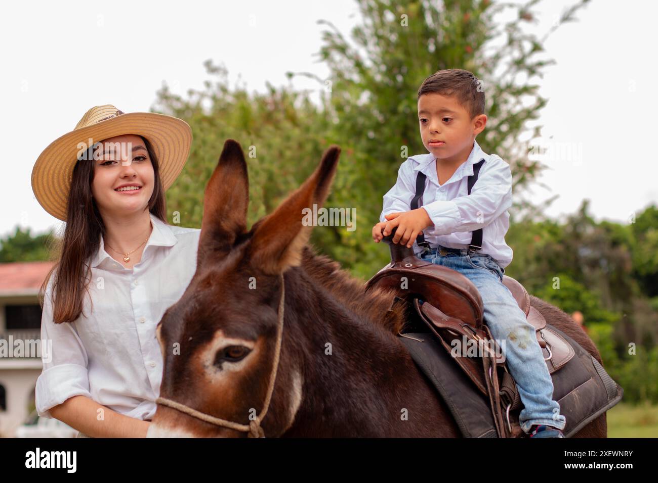 Lebensstil: Die Bauernfamilie macht einen Eselritt Stockfoto