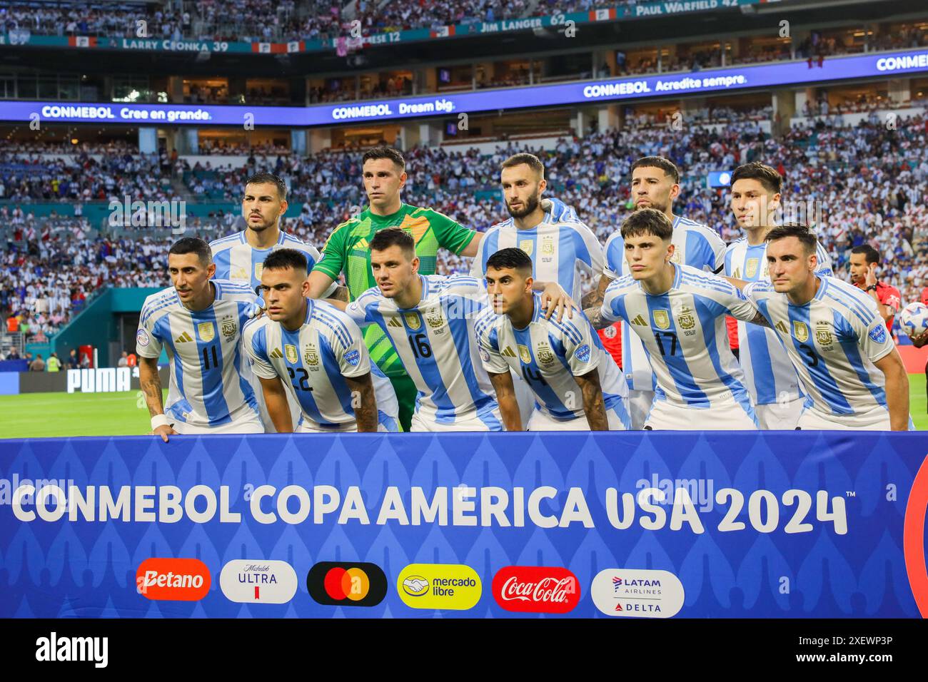 MIAMI GARDENS, VEREINIGTE STAATEN VON AMERIKA - 29. JUNI: Teamphoto von Argentinien mit Emiliano Martinez von Argentinien, Nico Tagliafico von Argentinien, Gonzalo Montiel von Argentinien, Deutsche Pezzella von Argentinien, Nicolas Otamendi von Argentinien, Leandro Paredes von Argentinien, Exequiel Palacios von Argentinien, Giovani Lo Celso von Argentinien, Angel Di Maria aus Argentinien, Alejandro Garnacho aus Argentinien und Lautaro Martinez aus Argentinien während des CONMEBOL Copa America 2024 Group A Spiels zwischen Argentinien und Peru im Hard Rock Stadium am 29. Juni 2024 in Miami Gardens, USA. Kredit: BSR Agency/ Stockfoto