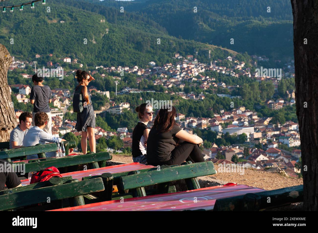 Sarajevo, Bosnien Und Herzegowina. Juli 2019. Touristen beobachten den Sonnenuntergang von der Terrasse des Park Princeva Restaurant auf dem Hügel über Sarajevo, Bosnien und Herzegowina. (Foto: John Wreford/SOPA Images/SIPA USA) Credit: SIPA USA/Alamy Live News Stockfoto