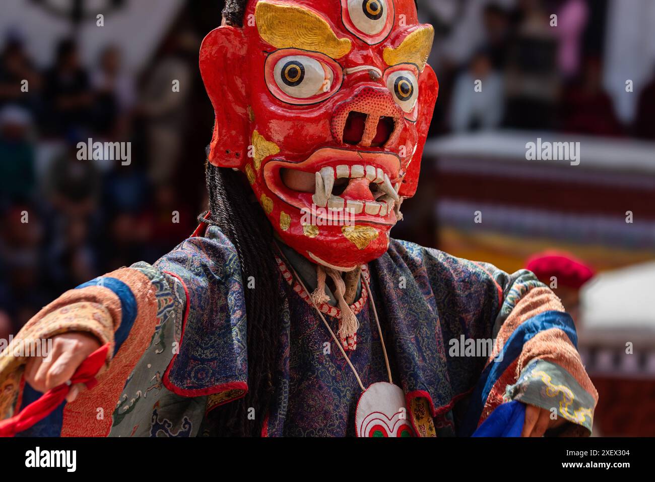 Ein bunter Maskentanz wird im Hemis Kloster in Leh, Ladakh, Indien, aufgeführt. Stockfoto