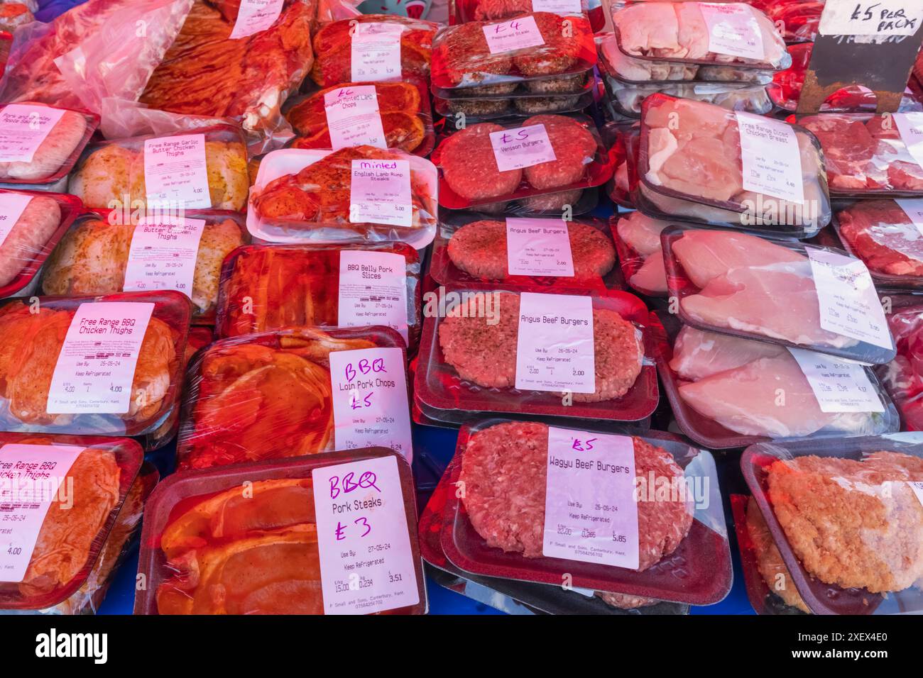 England, Kent, Sandwich, der Weekly Street Market, Ausstellung von verpacktem frischem Fleisch zum Verkauf Stockfoto