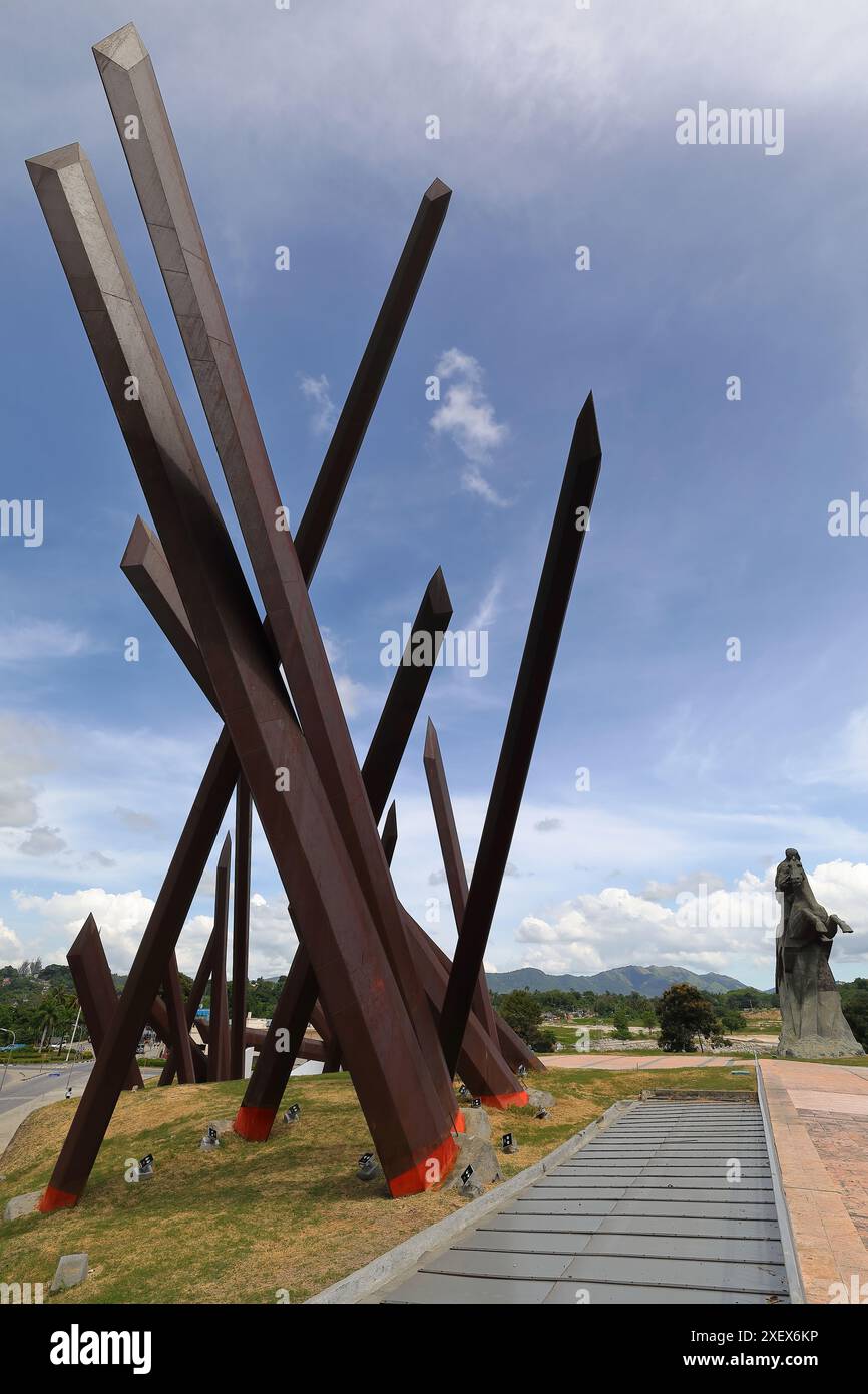 446 Set von 23 Macheten um den Unabhängigkeitskriegshelden Antonio Maceo auf seinem Aufzuchtpferd, Denkmal auf dem Plaza Revolution Square. Santiago-Kuba. Stockfoto