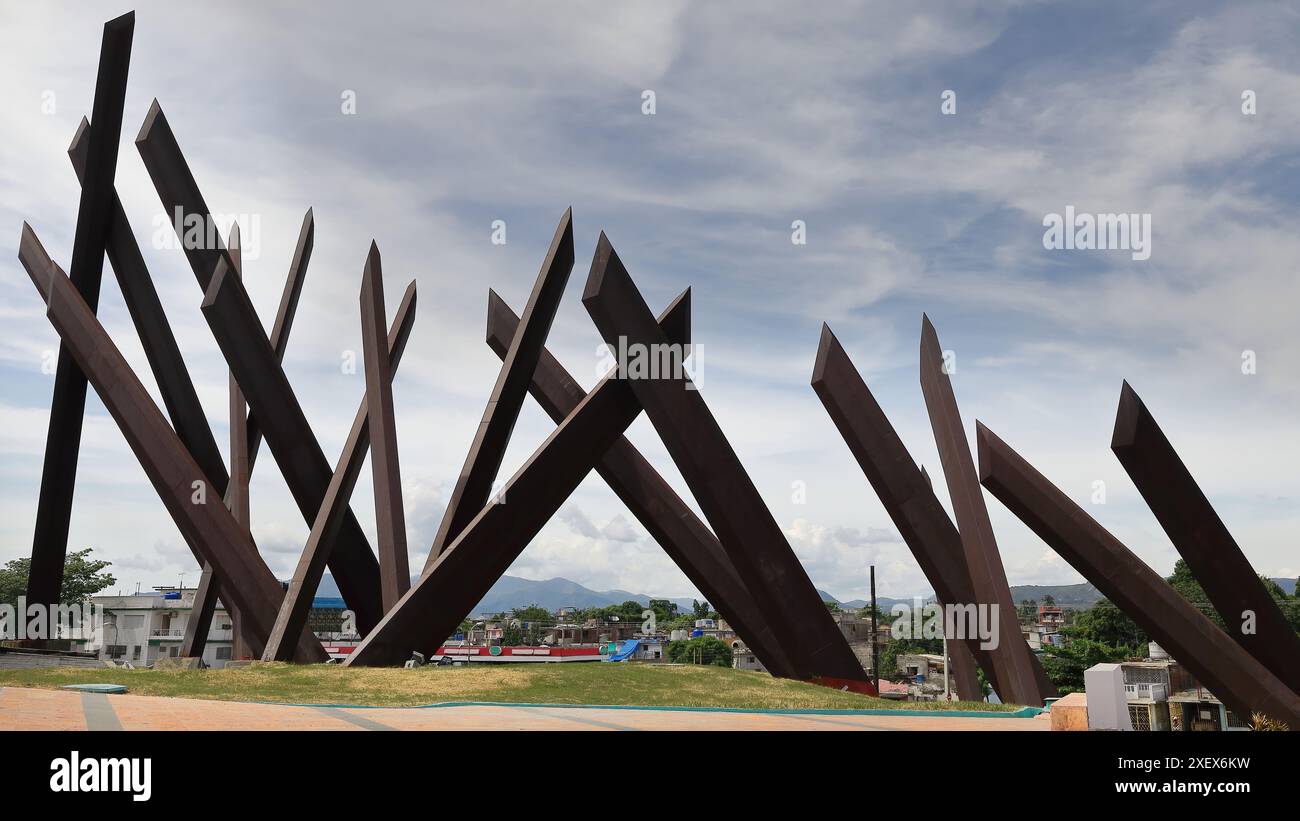 448 Set von 23 Macheten um den Unabhängigkeitskriegshelden Antonio Maceo auf seinem Aufzuchtpferd, Denkmal auf dem Plaza Revolution Square. Santiago-Kuba. Stockfoto