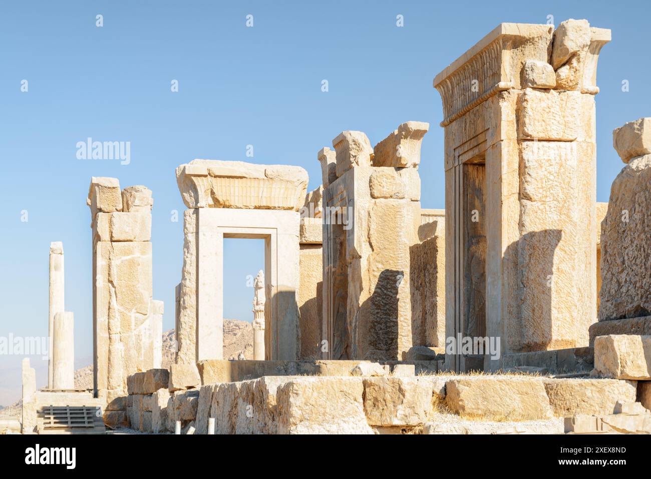 Wunderschöner Blick auf die Ruinen des Tachara-Palastes auf blauem Himmel Hintergrund in Persepolis, Iran. Stockfoto