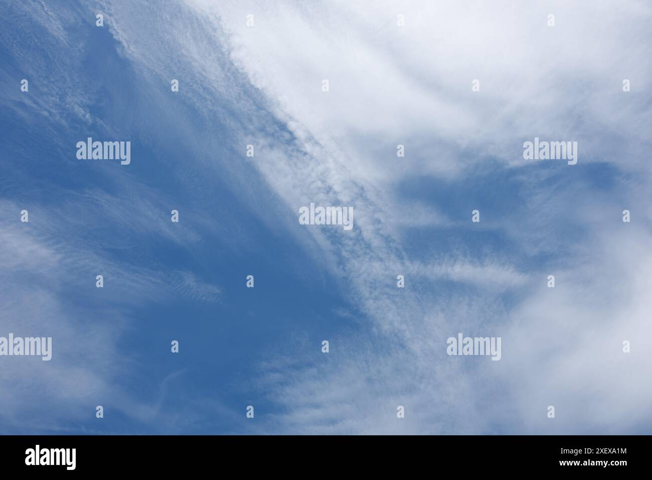 Himmelshintergrund - zarte, weiche und seidenweiche Cirrus- oder Cirrostratus-Wolken sehen aus wie dünne Rauchschleier, die im Tageslicht schweben Stockfoto