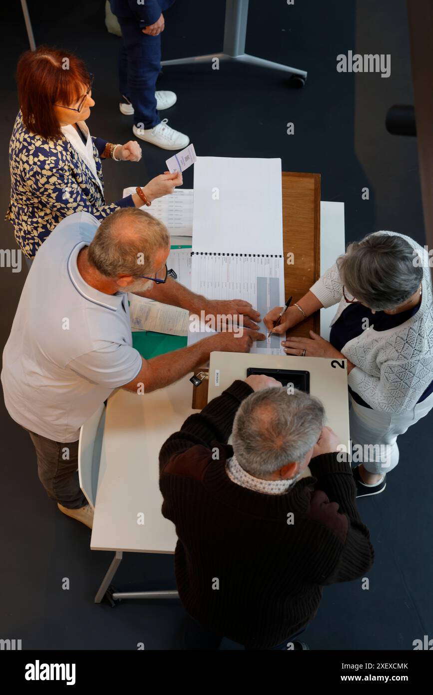 Corrèze, Frankreich. 30. Juni 2024. Abstimmung in der ersten Runde der frühen Parlamentswahlen im 1. Wahlkreis von Corrèze, in dem der ehemalige Präsident der Republik Francois Hollande Kandidat der Wahlkoalition „neue Volksfront“ ist. Uzerche, Corrèze, Frankreich, Europa. Foto: HM Images/Alamy Live News. Stockfoto