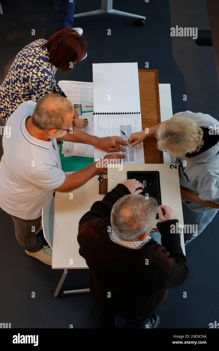 Corrèze, Frankreich. 30. Juni 2024. Abstimmung in der ersten Runde der frühen Parlamentswahlen im 1. Wahlkreis von Corrèze, in dem der ehemalige Präsident der Republik Francois Hollande Kandidat der Wahlkoalition „neue Volksfront“ ist. Uzerche, Corrèze, Frankreich, Europa. Foto: HM Images/Alamy Live News. Stockfoto