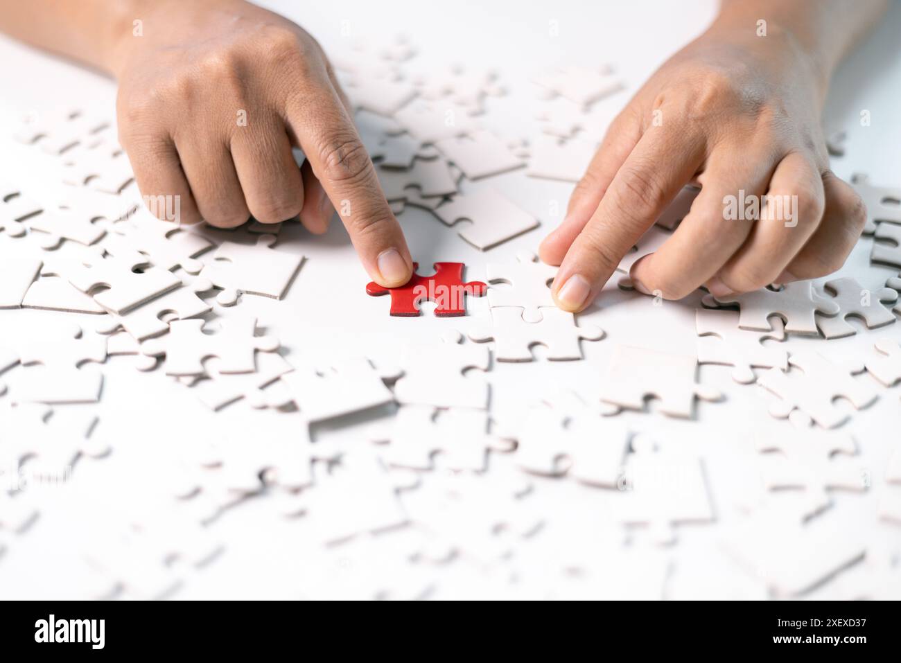 Die Entwicklung eines strategischen Ansatzes für jede Herausforderung im Unternehmen ist wie das Zusammenfügen eines Puzzles. Die Lösung passt mit sorgfältiger Planung und Stockfoto