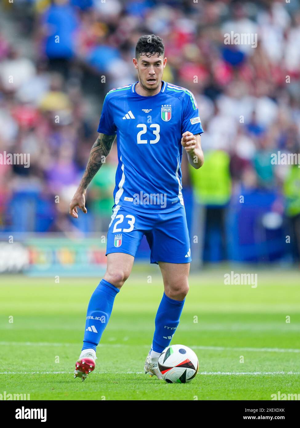 Berlin, Deutschland. Juni 2024. Berlin, 29. Juni 2024: Alessandro Bastoni (23 Italien) kontrolliert den Ball während des Fußballspiels der UEFA EURO 2024 Deutschland Runde 16 zwischen der Schweiz und Italien im Olympiastadion in Berlin. (Daniela Porcelli/SPP) Credit: SPP Sport Press Photo. /Alamy Live News Stockfoto