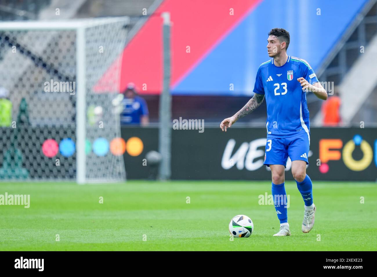 Berlin, Deutschland. Juni 2024. Berlin, 29. Juni 2024: Alessandro Bastoni (23 Italien) kontrolliert den Ball während des Fußballspiels der UEFA EURO 2024 Deutschland Runde 16 zwischen der Schweiz und Italien im Olympiastadion in Berlin. (Daniela Porcelli/SPP) Credit: SPP Sport Press Photo. /Alamy Live News Stockfoto