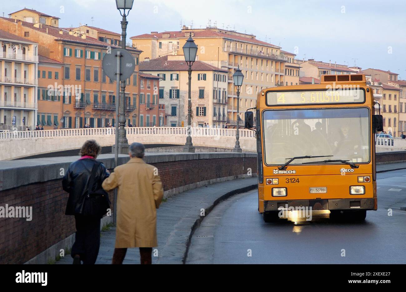 Ponte di Mezzo und Lungarno Gambacorti (Boulevard entlang Fluss Arno). Pisa. Toskana, Italien Stockfoto