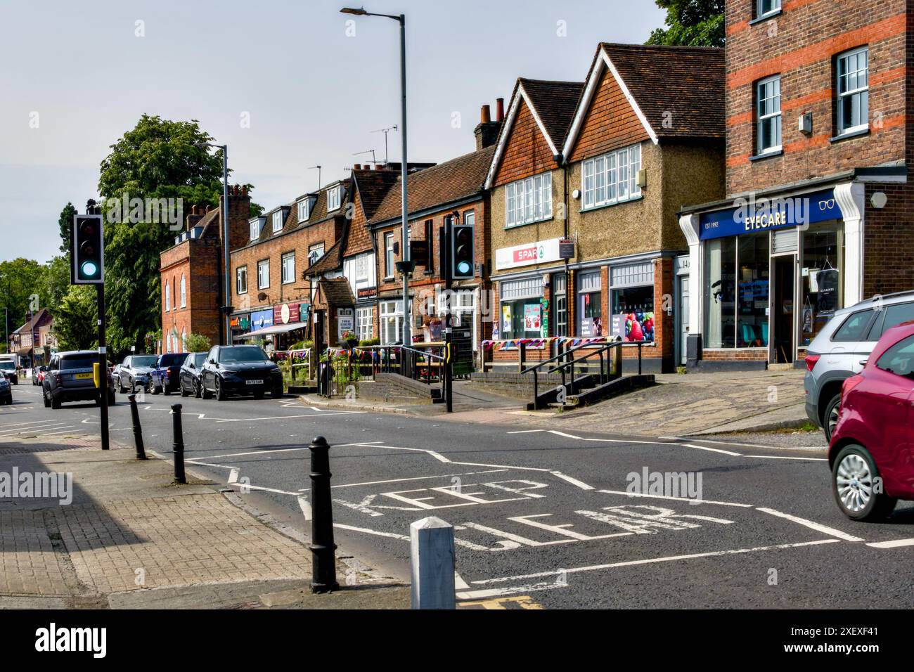 Kings Langley High Street, Hertfordshire, England, Großbritannien Stockfoto