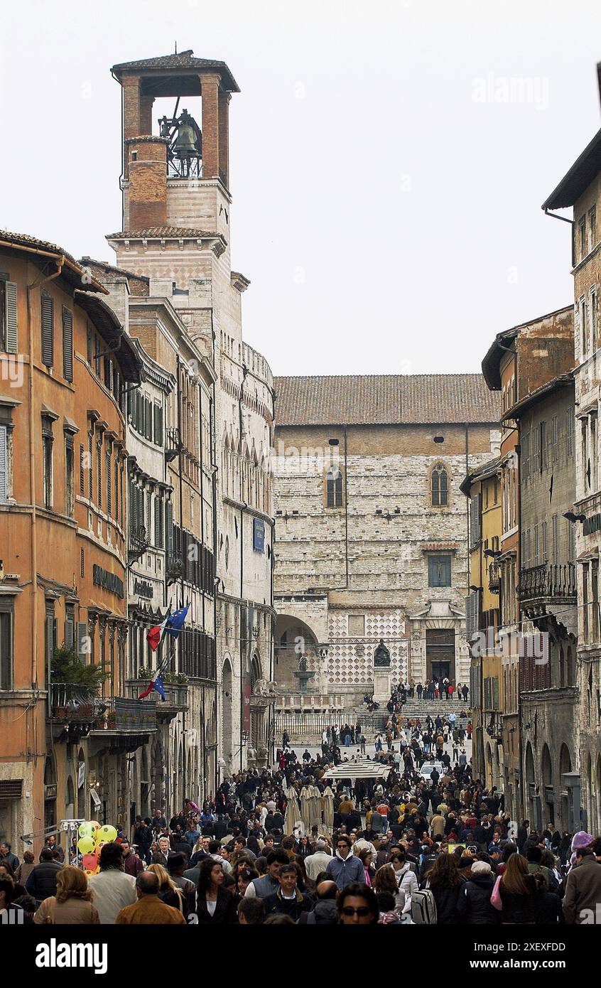 Corso Vannucci zur Piazza Quattro Novembre: Links Palazzo dei priori (auch bekannt als Palazzo Comunale, Rathaus) und Kathedrale im Hintergrund. Perugia. Umb Stockfoto