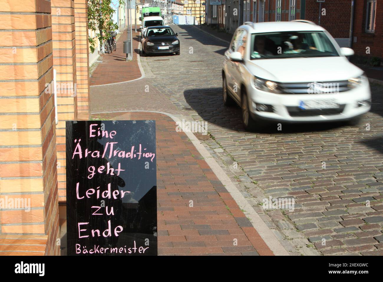 Blick am Freitag 28.06.2024 in Röbel Landkreis Mecklenburgische Seenplatte auf ein Schild das auf eine geschlossene Bäckerei hinweist. Der Handwerksbetrieb in der Stadt an der Binnenmüritz war am 24.06.2024 geschlossen. Damit reiht sich der traditionsreiche Betrieb in das Schicksal zahlreicher Handwerksunternehmen im Nordosten ein die in den zurückliegenden Jahren folgt der Ausbreitung zahlloser großer Handelsketten geschlossen wurden. So warnten bereits vor geraumer Zeit verschiedene Fachleute vor einer allmählichen Verödung der Innenstädte. Denn wenn das Handwerk stirbt dann stirbt meist Stockfoto