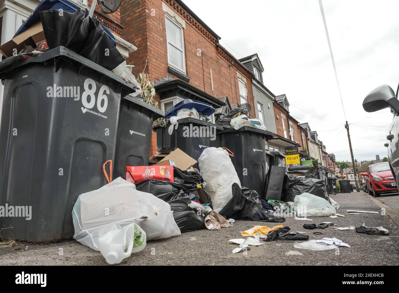 Selly Oak, Birmingham, 30. Juni 2024 - Wohnstraßen in Birmingham wurden zu Mülldeponien umgebaut, da Studenten nach Ablauf ihrer Verträge ihr Haus ziehen. Die meisten Studenten besuchen die University of Birmingham, die etwa eine halbe Meile (800 m) von den terrassenförmig angelegten Wohnstraßen von Selly Oak entfernt liegt. Die Straßen wurden hauptsächlich von Vermietern aufgekauft, die sie an die Studenten vermieten, mit einer Reihe von „for Rent“-Schildern. Einige Einheimische leben auch in der Gegend, die zwischen den jungen Hoffnungsträgern liegt und die Gegend „stinkende Eiche“ genannt haben. Quelle: Stop Press Media/Alamy Live News Stockfoto