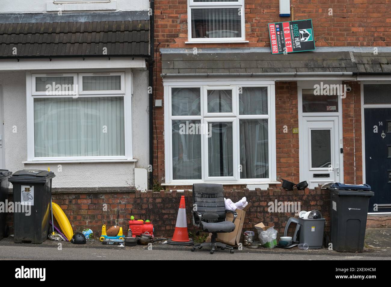 Selly Oak, Birmingham, 30. Juni 2024 - Wohnstraßen in Birmingham wurden zu Mülldeponien umgebaut, da Studenten nach Ablauf ihrer Verträge ihr Haus ziehen. Die meisten Studenten besuchen die University of Birmingham, die etwa eine halbe Meile (800 m) von den terrassenförmig angelegten Wohnstraßen von Selly Oak entfernt liegt. Die Straßen wurden hauptsächlich von Vermietern aufgekauft, die sie an die Studenten vermieten, mit einer Reihe von „for Rent“-Schildern. Einige Einheimische leben auch in der Gegend, die zwischen den jungen Hoffnungsträgern liegt und die Gegend „stinkende Eiche“ genannt haben. Quelle: Stop Press Media/Alamy Live News Stockfoto