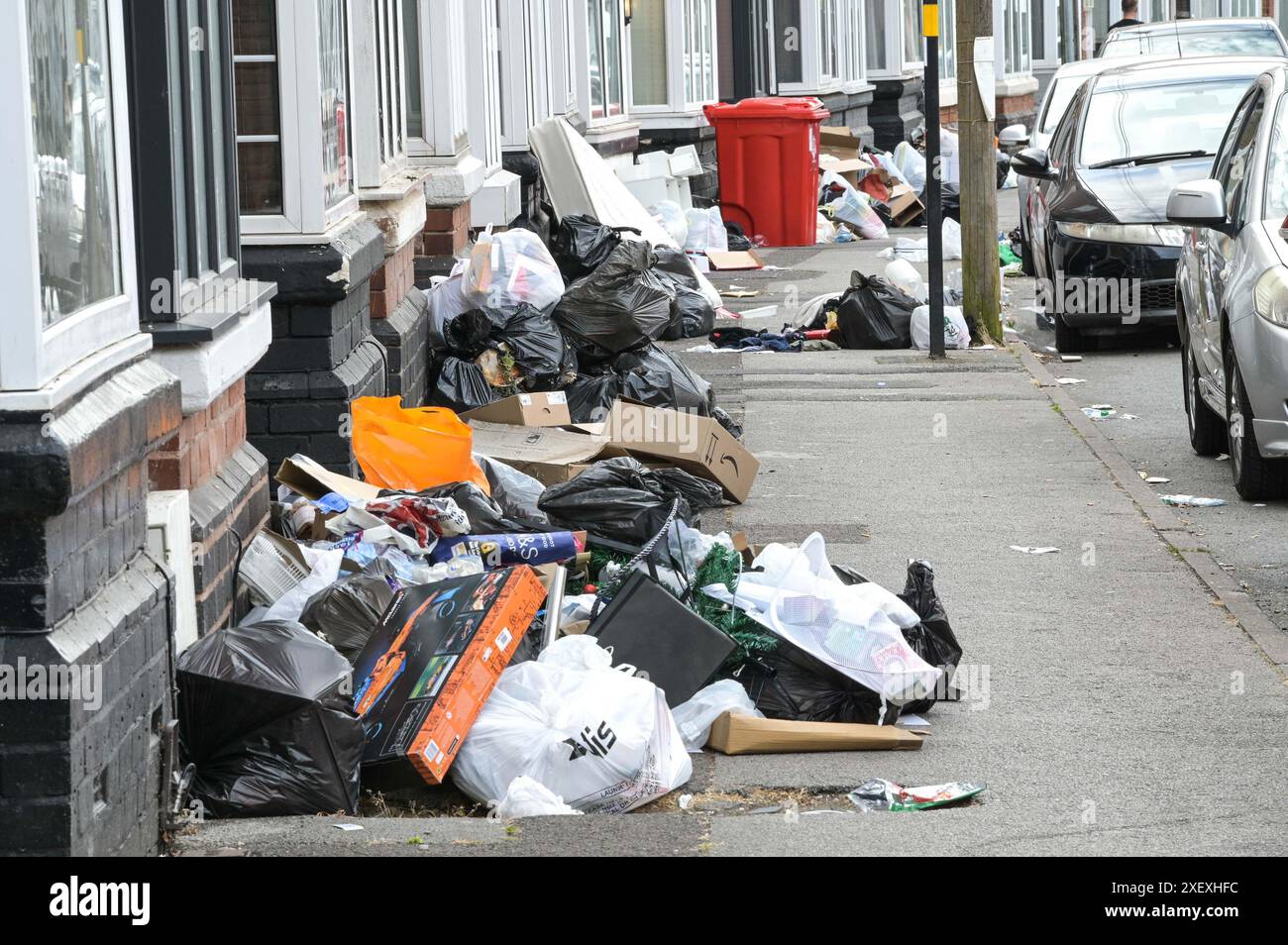 Selly Oak, Birmingham, 30. Juni 2024 - Wohnstraßen in Birmingham wurden zu Mülldeponien umgebaut, da Studenten nach Ablauf ihrer Verträge ihr Haus ziehen. Die meisten Studenten besuchen die University of Birmingham, die etwa eine halbe Meile (800 m) von den terrassenförmig angelegten Wohnstraßen von Selly Oak entfernt liegt. Die Straßen wurden hauptsächlich von Vermietern aufgekauft, die sie an die Studenten vermieten, mit einer Reihe von „for Rent“-Schildern. Einige Einheimische leben auch in der Gegend, die zwischen den jungen Hoffnungsträgern liegt und die Gegend „stinkende Eiche“ genannt haben. Quelle: Stop Press Media/Alamy Live News Stockfoto