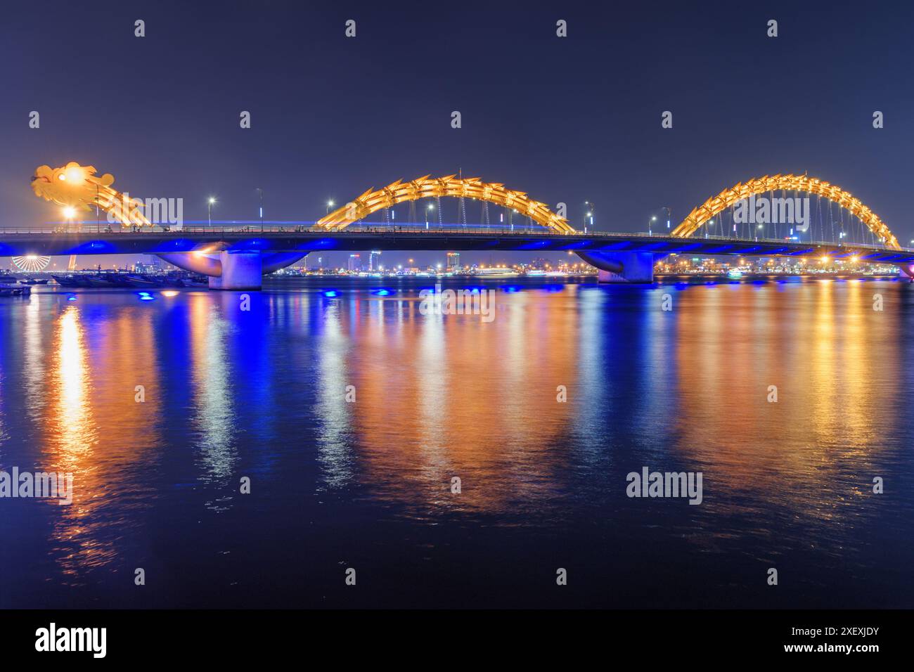 Wunderschöner Nachtanblick auf die Drachenbrücke (Cau Rong) über den Han Fluss in der Innenstadt von da Nang (Danang), Vietnam. Fabelhafte Stadtlandschaft. Stockfoto