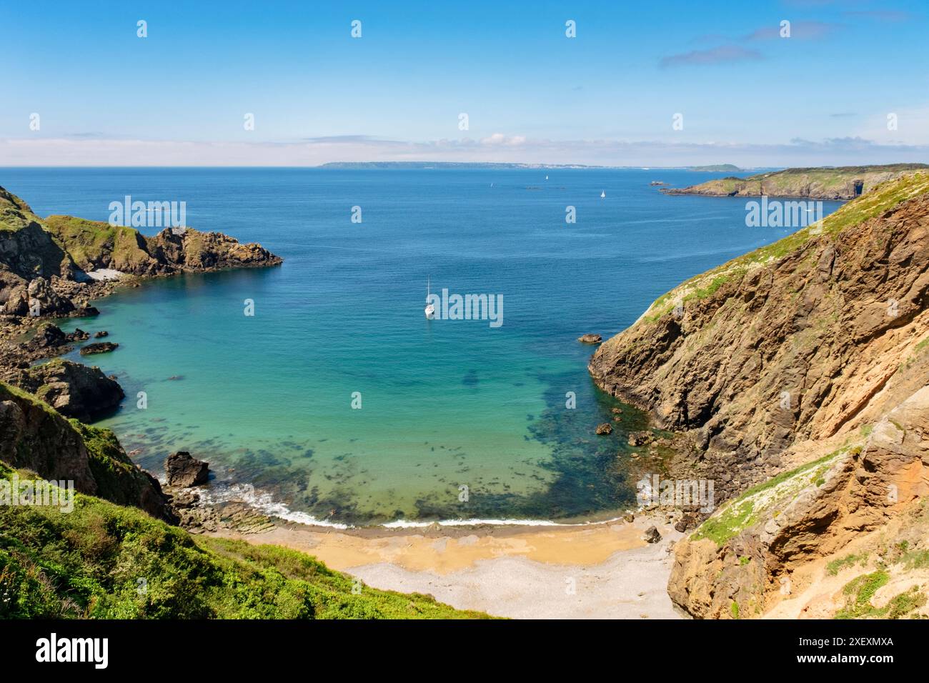 Blick auf La Grande Greve Bay und Bucht von Le Coupee, dem schmalen Isthmus zwischen Big Sark und Little Sark. Guernsey, Kanalinseln, Großbritannien Stockfoto