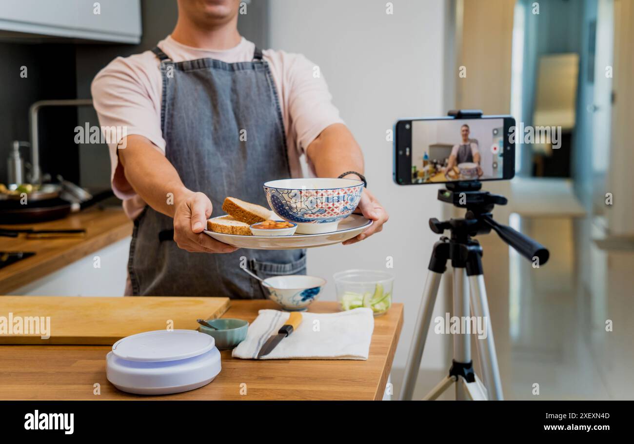 Der Koch sendet live aus dem Workshop, wie man vegetarische Speisen zubereitet Stockfoto