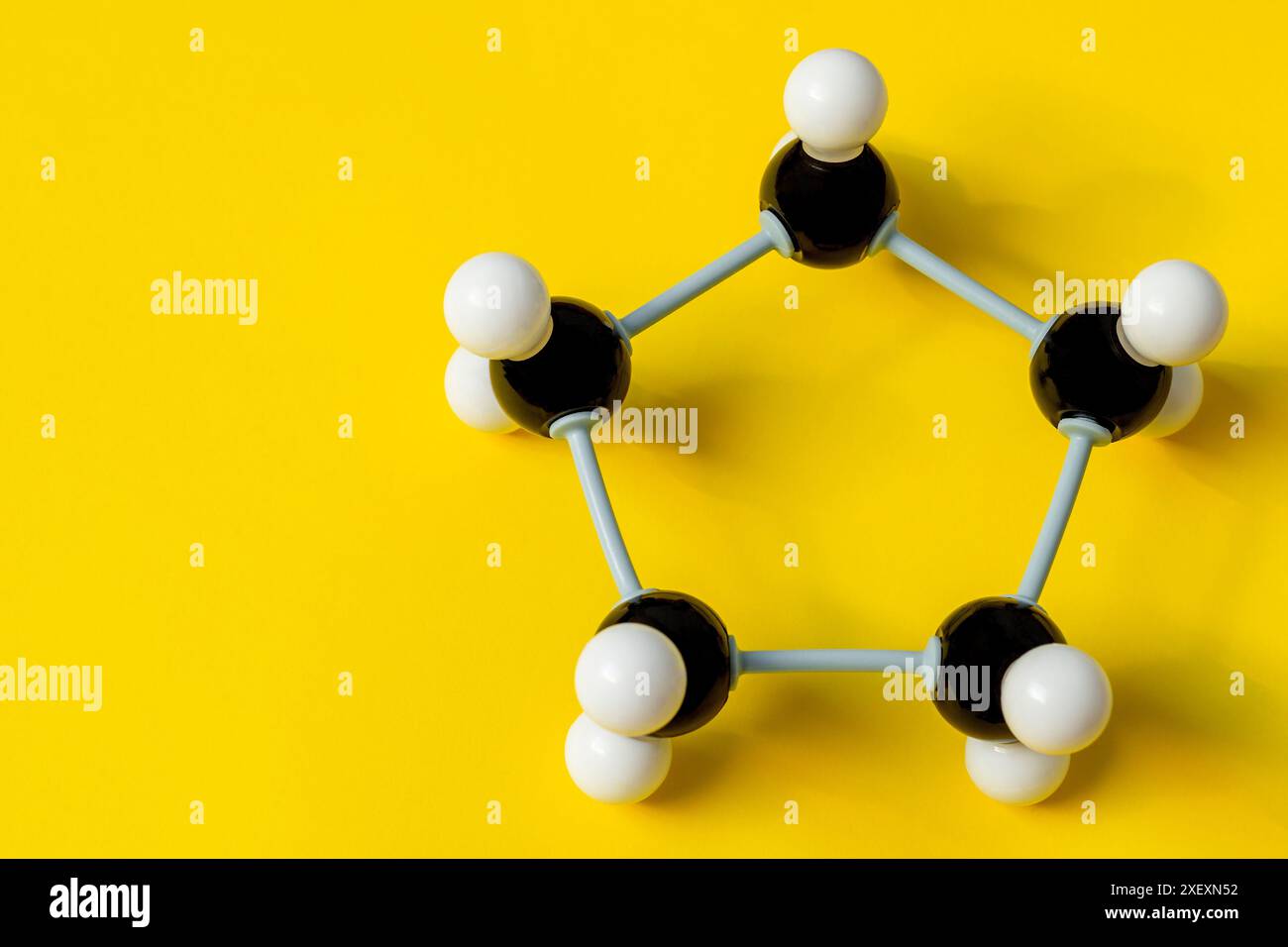 Molekulare Modellstruktur von Cyclopentan. Ein Ring aus Kohlenstoffatomen. Chemisches Formelkonzept. Modell für die organische Chemie, das die Bindungen zwischen visualisiert Stockfoto