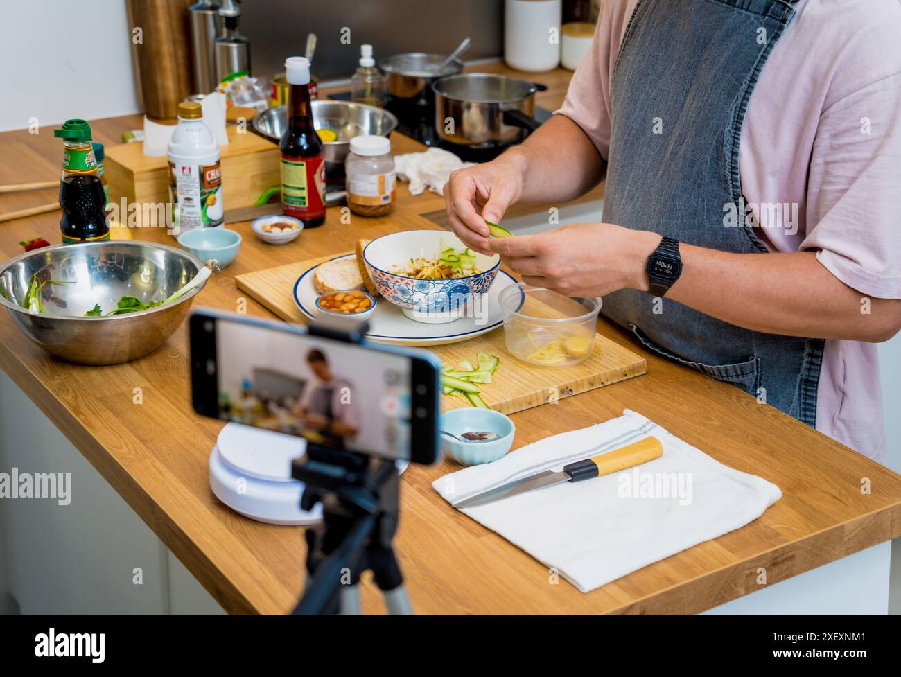 Der Koch sendet live aus dem Workshop, wie man vegetarische Speisen zubereitet Stockfoto