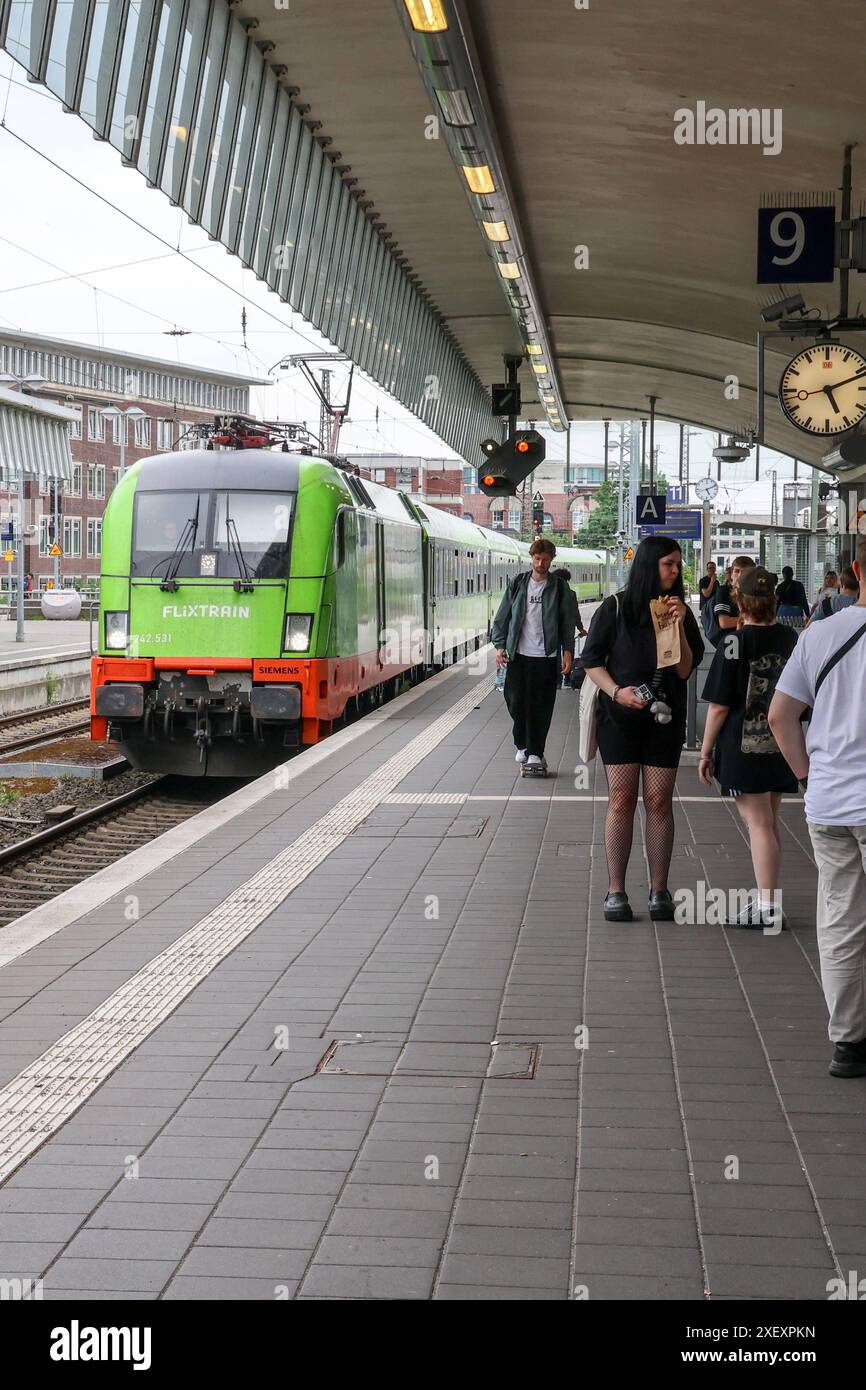 Münster Hauptbahnhof, Flixtrain. Linie FLX20 Hamburg - Köln. Flixtrain in Zusammenarbeit mit Hector Rail. Münster, Nordrhein-Westfalen, DEU, Deutschland, 21.05.2024 *** Münster Hauptbahnhof, Flixtrain Linie FLX20 Hamburg Köln Flixtrain in Kooperation mit Hector Rail Münster, Nordrhein-Westfalen, DEU, Deutschland, 21 05 2024 Stockfoto