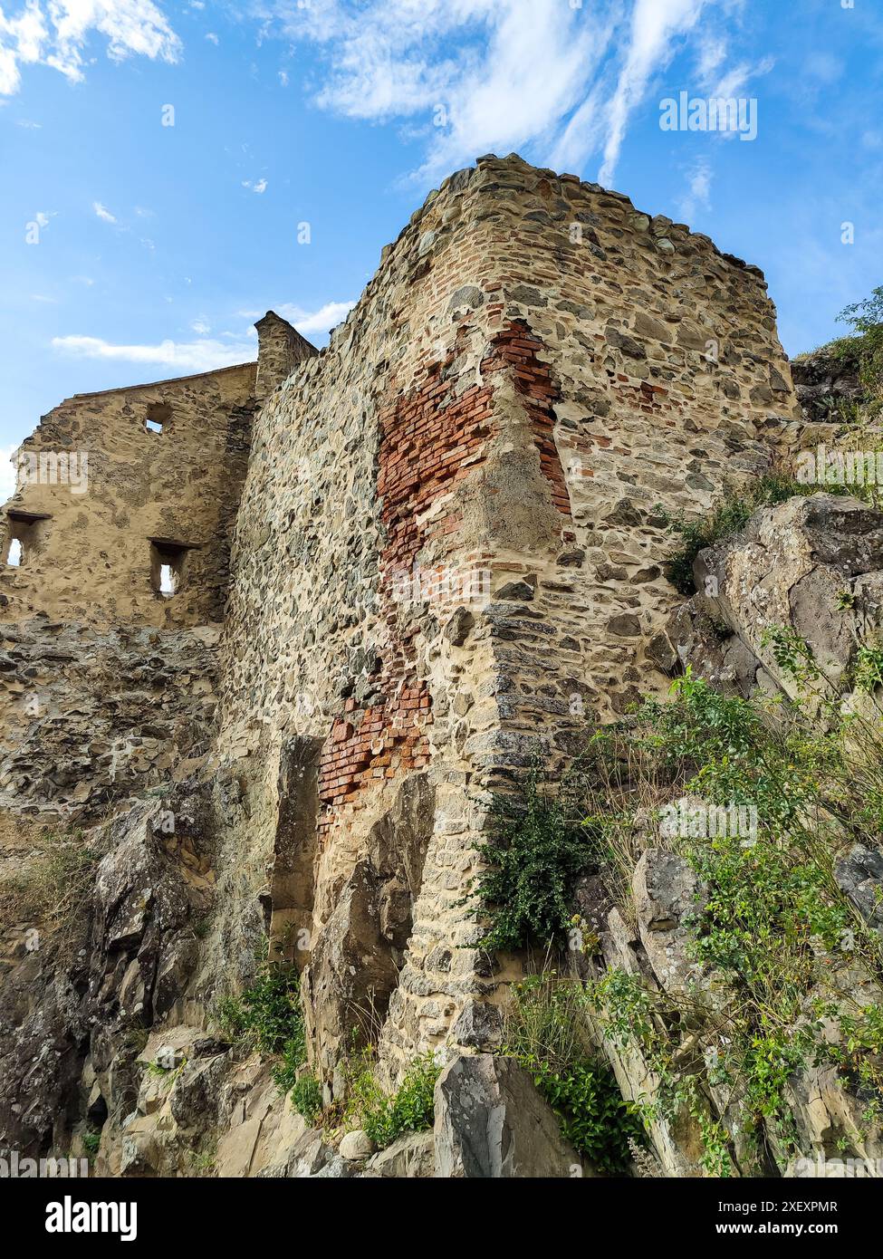 Alte Festung in Siebenbürgen, Rumänien. Steinmauer der alten Festung mit Türmen und Fenstern. Der Himmel ist blau mit weißen Wolken. Kopierbereich. Selektiv fo Stockfoto Alte Festung in Siebenbürgen, Rumänien. Steinmauer der alten Festung mit Türmen und Fenstern. Der Himmel ist blau mit weißen Wolken. Kopierbereich. Selektiv fo Stockfoto