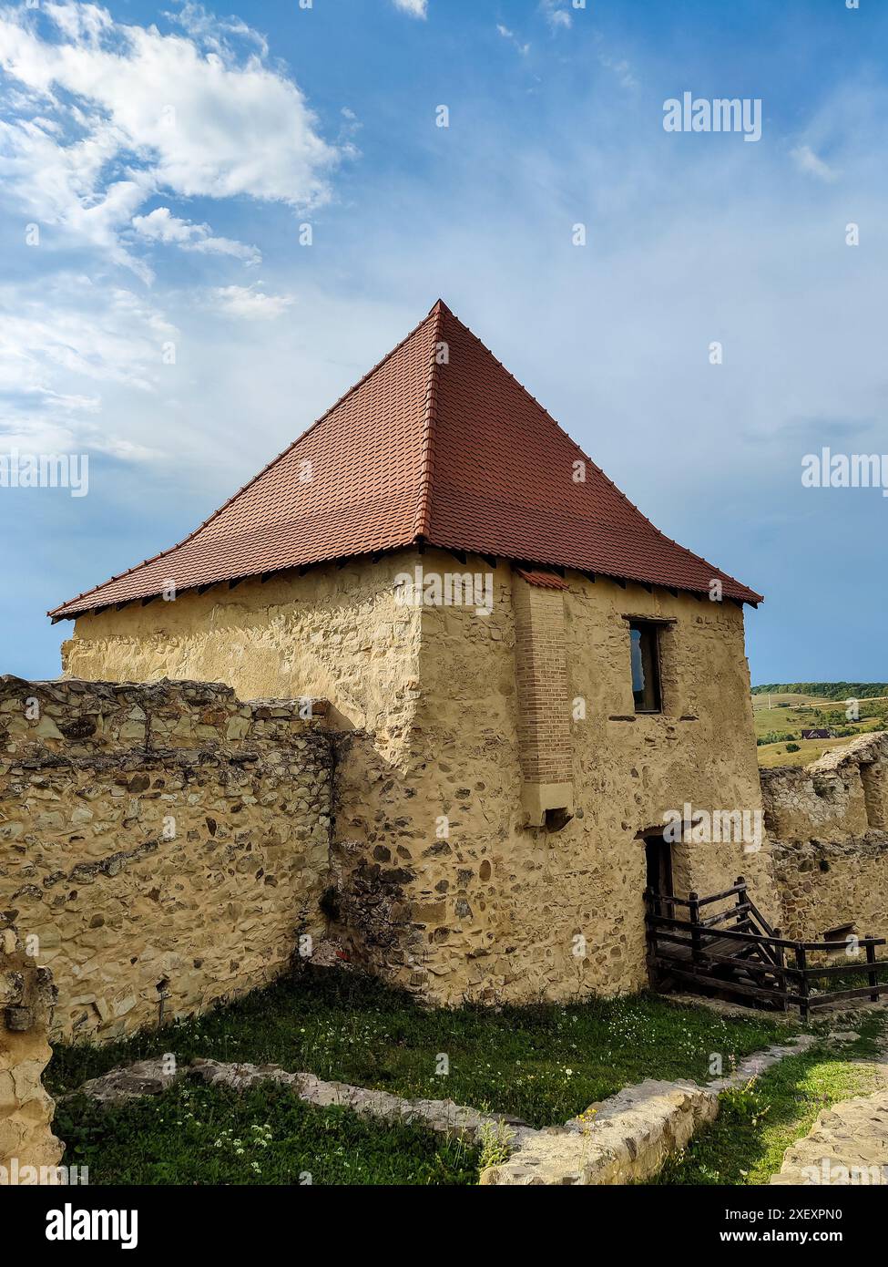 Alte Festung in Siebenbürgen, Rumänien. Steinmauer der alten Festung mit Turm. Der Himmel ist blau mit weißen Wolken. Kopierbereich. Selektiver Fokus. Stockfoto Alte Festung in Siebenbürgen, Rumänien. Steinmauer der alten Festung mit Turm. Der Himmel ist blau mit weißen Wolken. Kopierbereich. Selektiver Fokus. Stockfoto