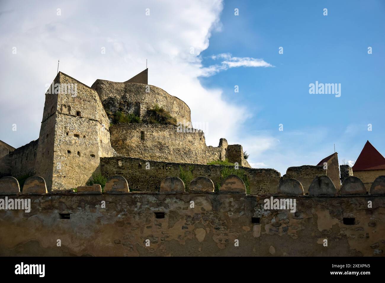 Alte Steinmauer der Festung in Transsilvanien, Rumänien. Alte Mauer mit Türmen. Der Himmel ist blau mit weißen Wolken. Kopierbereich. Selektiver Fokus. Stockfoto Alte Steinmauer der Festung in Transsilvanien, Rumänien. Alte Mauer mit Türmen. Der Himmel ist blau mit weißen Wolken. Kopierbereich. Selektiver Fokus. Stockfoto