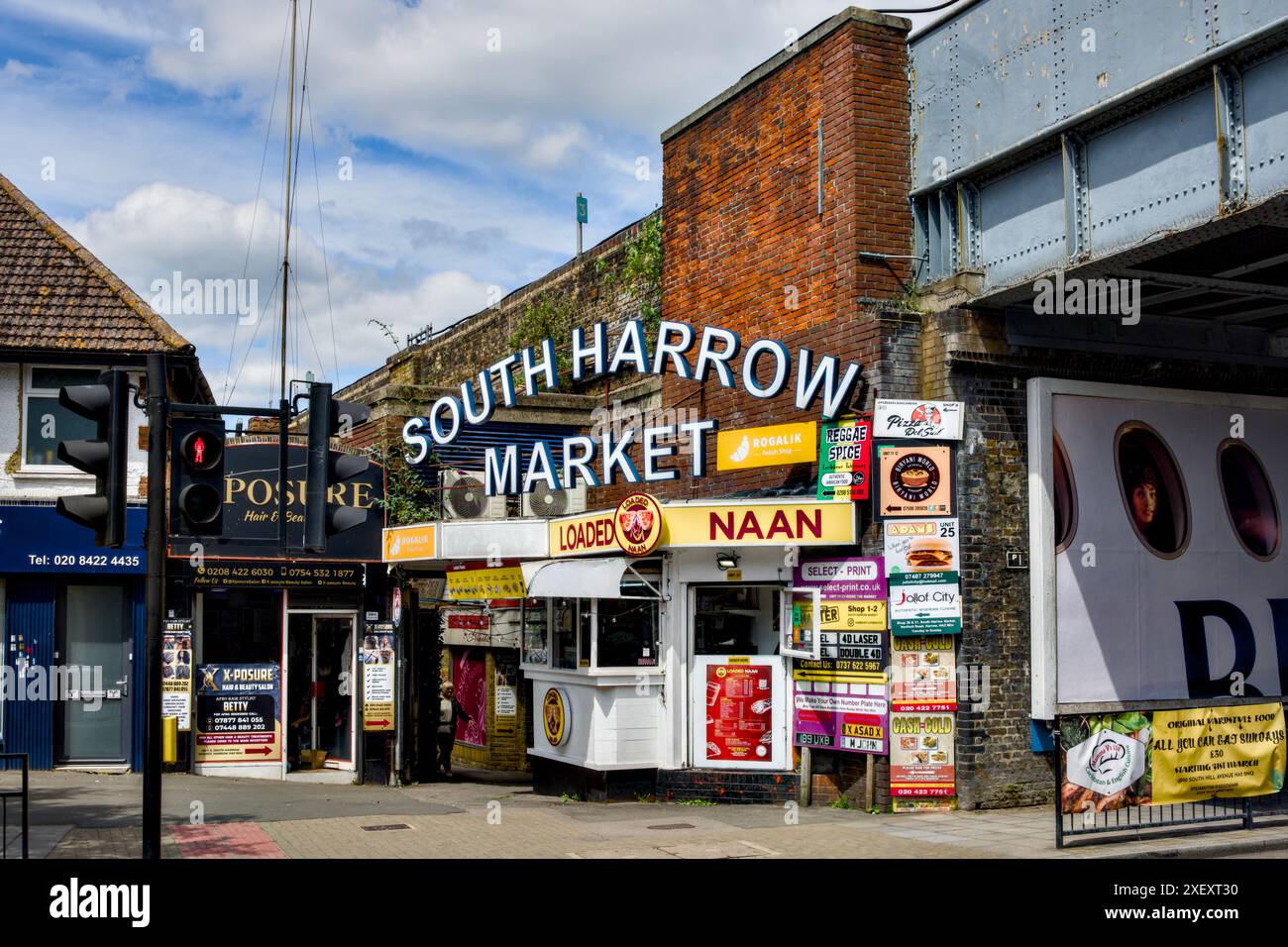 Straßenszene Northolt Road, South Harrow, Borough of Harrow, London, England, GROSSBRITANNIEN Stockfoto