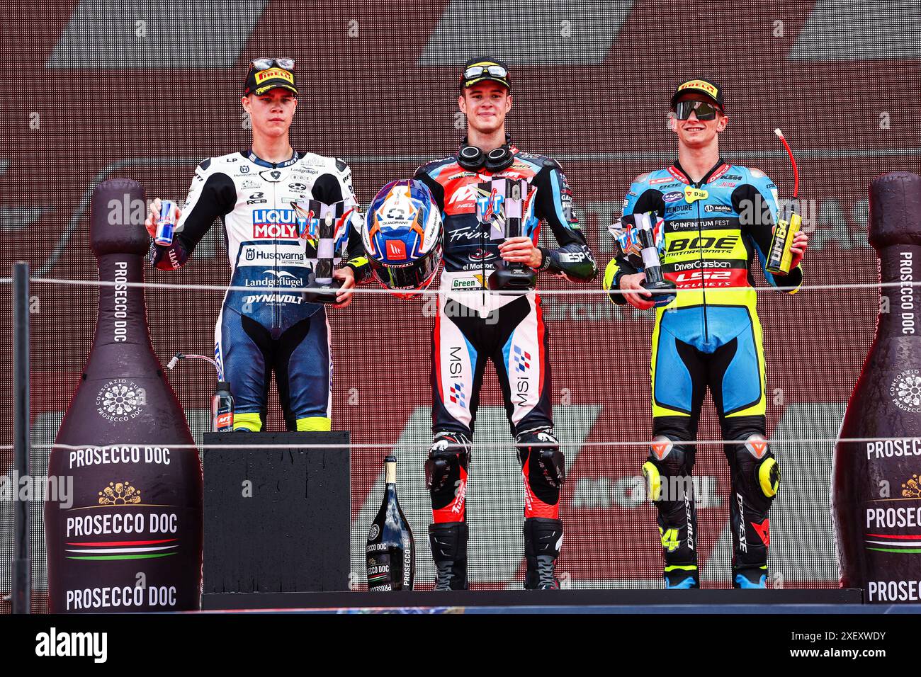 ASSEN - (l-r) Collin Veijer (NED), Ivan Ortola (ESP), David Munoz (ESP) auf dem Podium nach dem Moto3-Rennen beim Assen TT 2024. ANP VINCENT JANNINK Stockfoto