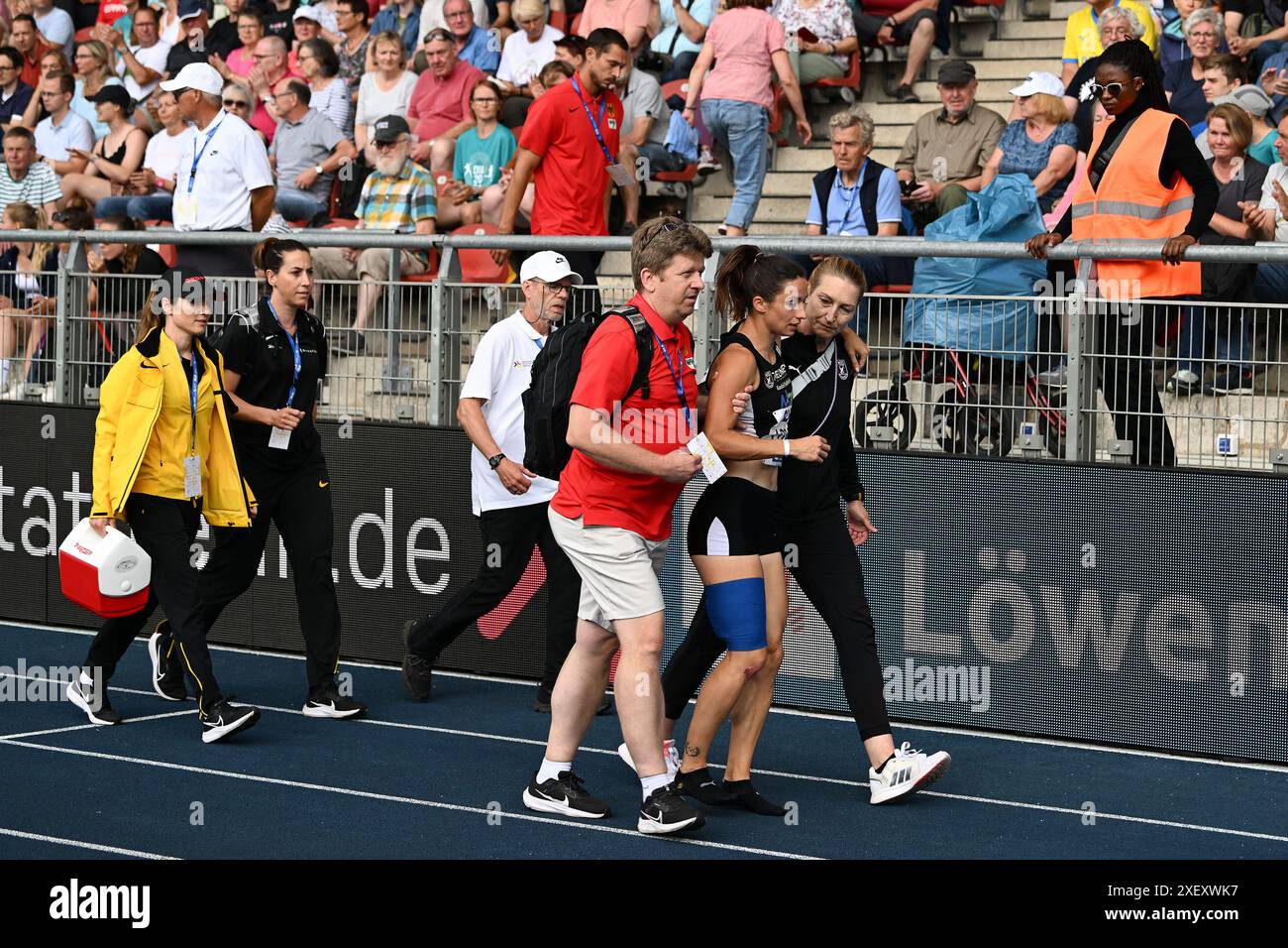 Braunschweig, Deutschland. 30. Juni 2024. Leichtathletik: Deutsche Meisterschaft im Eintracht-Stadion, 4 x 100 m Staffel, Finale, Frauen: Ricarda Lobe (2vr) wird von der Bahn begleitet. Quelle: Swen Pförtner/dpa/Alamy Live News Stockfoto