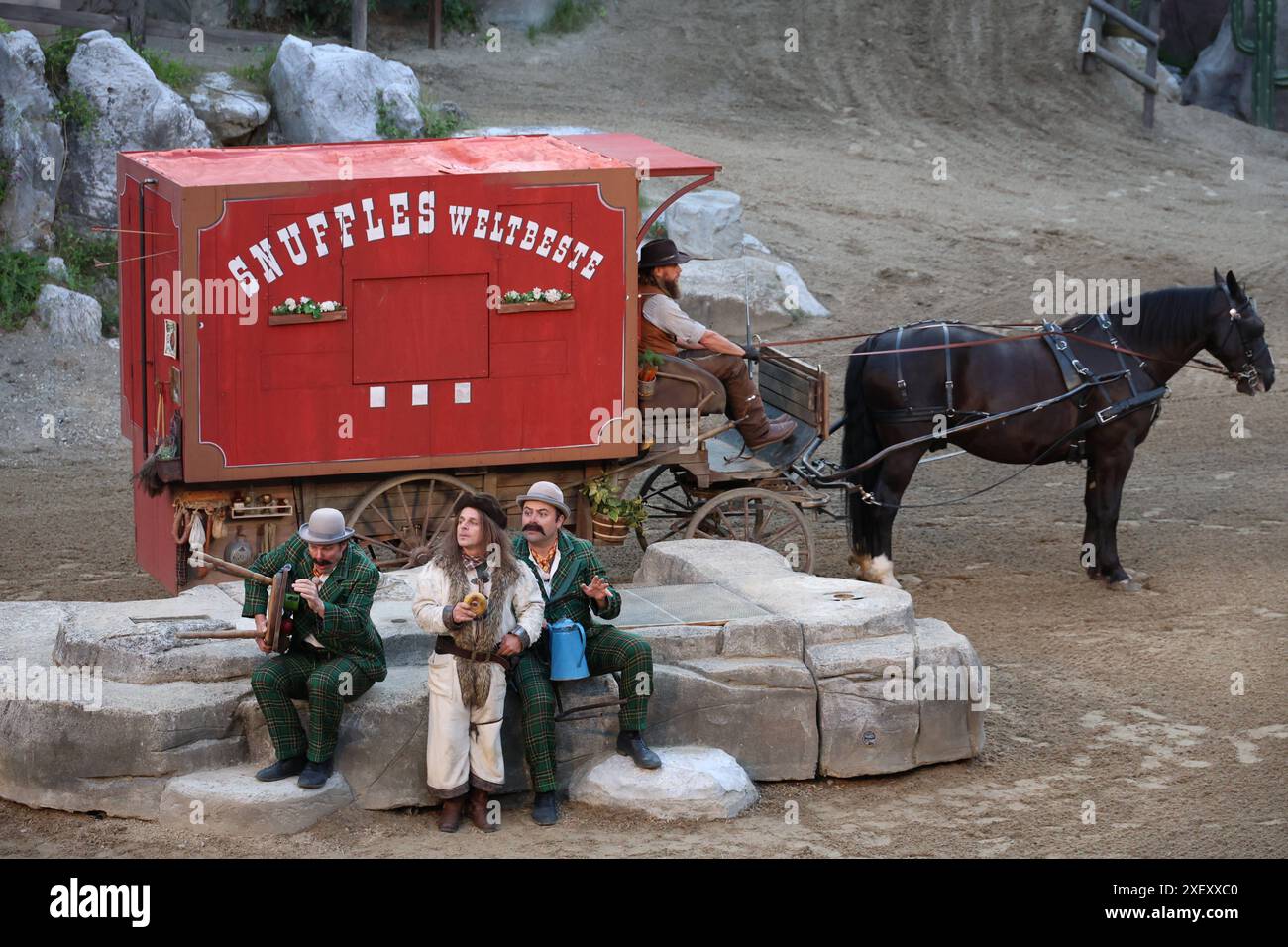 Volker Zack Mitte als Tante Droll, Stephan A. Tölle und Patrick L. Schmitz als die Snuffle-Zwillinge, Premiere von Winnetou II - Ribanna und Old Firehand bei den Karl-May-Spielen in Bad Segeberg bei Hamburg, viel Action und Spaß, eine Liebesgeschichte und am Ende noch ein Baby - im Wilden Westen im Freilichtheater am Kalkberg gibt es in diesem Jahr besonders emotionale Unterhaltung, 29.6.2024 *** Volker Zack Mitte als Tante Droll, Stephan A Tölle und Patrick L Schmitz als die Snuffle Zwillinge, Uraufführung von Winnetou II Ribanna und Old Firehand bei den Karl May Spielen in Bad Segeberg bei Hamburg, viele Stockfoto