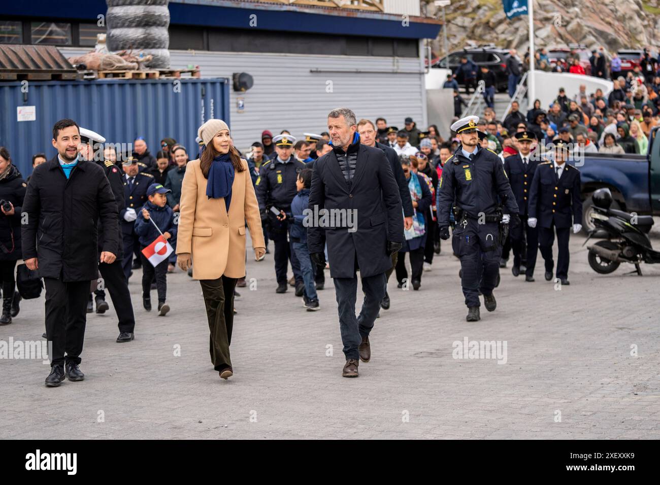 Aasiaat, Groenland. Juni 2024. König Friedrich X. und Königin Maria gehen nach einem Besuch in Aasiaat in Grönland am Samstag, 29. Juni 2024 in Richtung des Königsschiffs Dannebrog. Das Königspaar besucht offiziell Grönland vom 29. Juni bis 6. Juli 2024. Der Besuch beginnt in der Disko Bay und das königliche Paar reist dann mit Dannebrog nach Süden entlang Grönlands Westküste. (Foto: Ida Marie Odgaard/Ritzau Scanpix) Credit: Ritzau/Alamy Live News Stockfoto