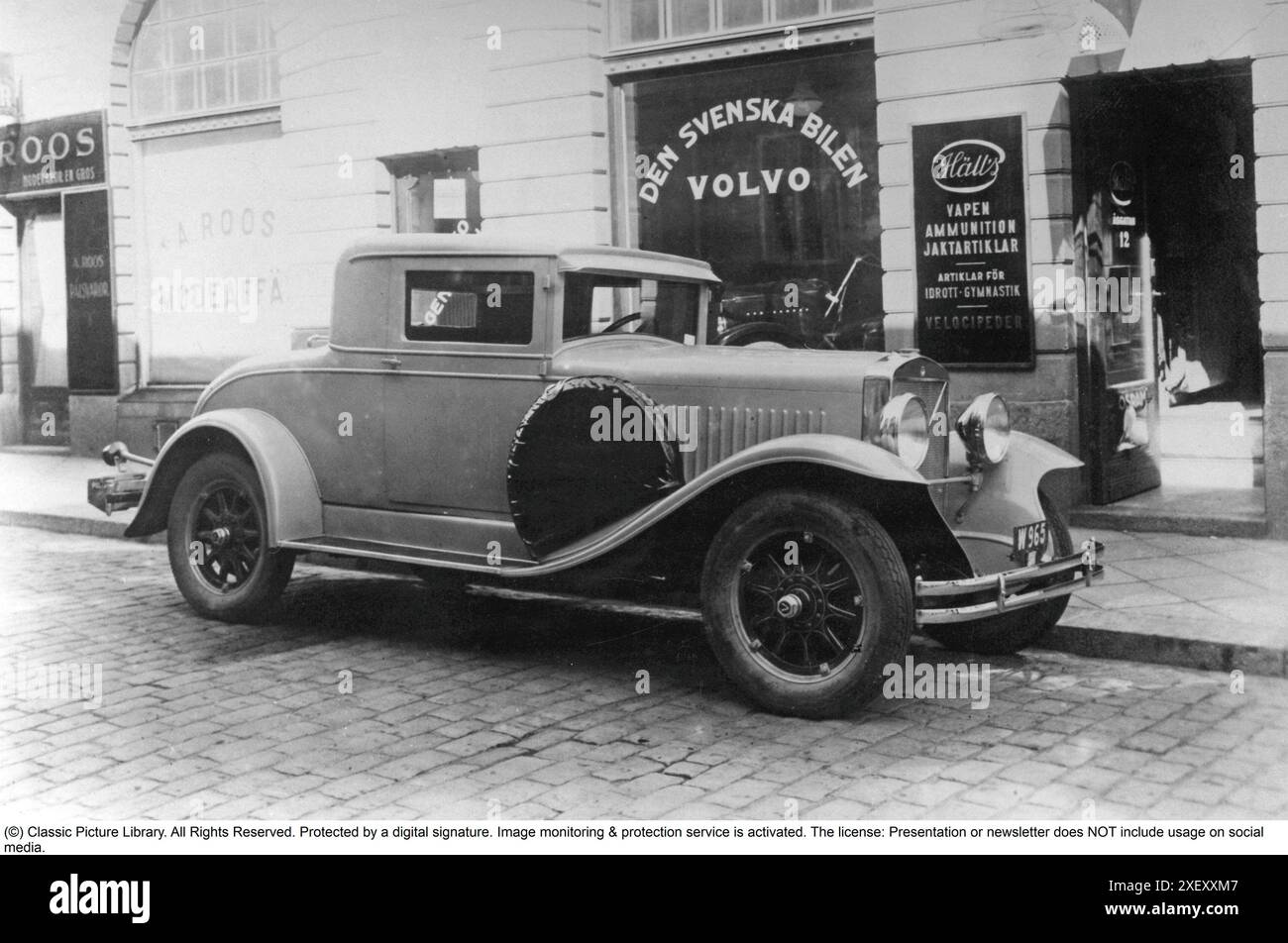 Volvo PV650 Modell 1930. Dieses Modell wurde speziell auf einem PV 6590 Chassis gebaut, mit einem sogenannten Schwiegermuttersitz, auch als Rumpelsitz oder Dicky Seat bezeichnet. Dieses von Volvo hergestellte Modell, das nur als Einzelwagen hergestellt wurde, wurde als Angelhaken bezeichnet. Es kam, weil die Person, die das Auto fuhr, es benutzte, als er bis dato nach einem Mädchen 'fischte'. Er fuhr und fuhr die Hauptstraße hoch und runter und hoffte, dass ein Mädchen im Auto fahren wollte. 1930er Jahre Stockfoto