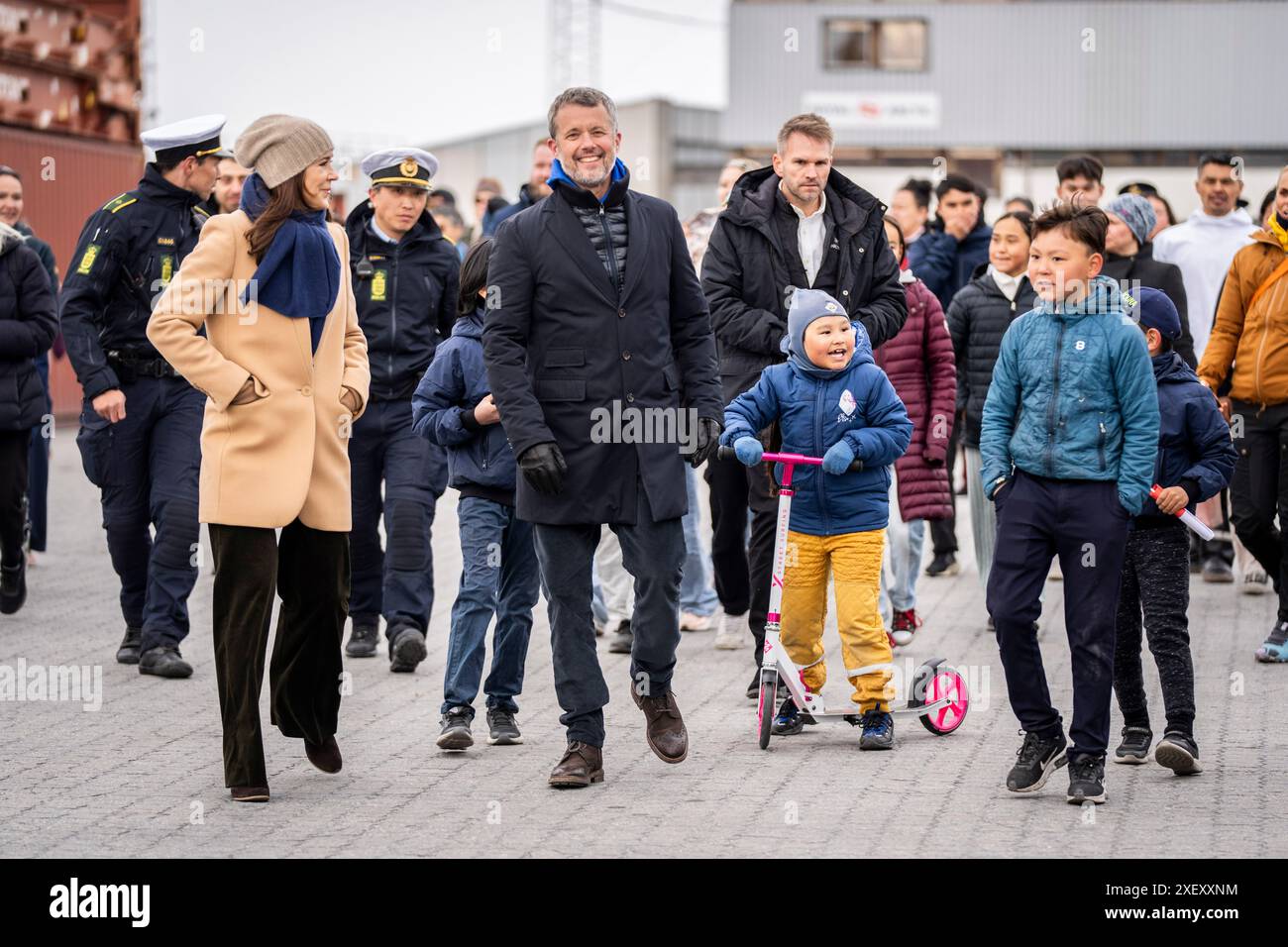 Aasiaat, Groenland. Juni 2024. König Friedrich X. und Königin Maria gehen nach einem Besuch in Aasiaat in Grönland, Samstag, den 29. Juni 2024, in Richtung des Königsschiffs Dannebrog. Das Königspaar besucht offiziell Grönland vom 29. Juni bis 6. Juli 2024. Der Besuch beginnt in der Disko Bay und das königliche Paar fährt dann mit Dannebrog nach Süden entlang Grönlands Westküste. (Foto: Ida Marie Odgaard/Ritzau Scanpix) Credit: Ritzau/Alamy Live News Stockfoto