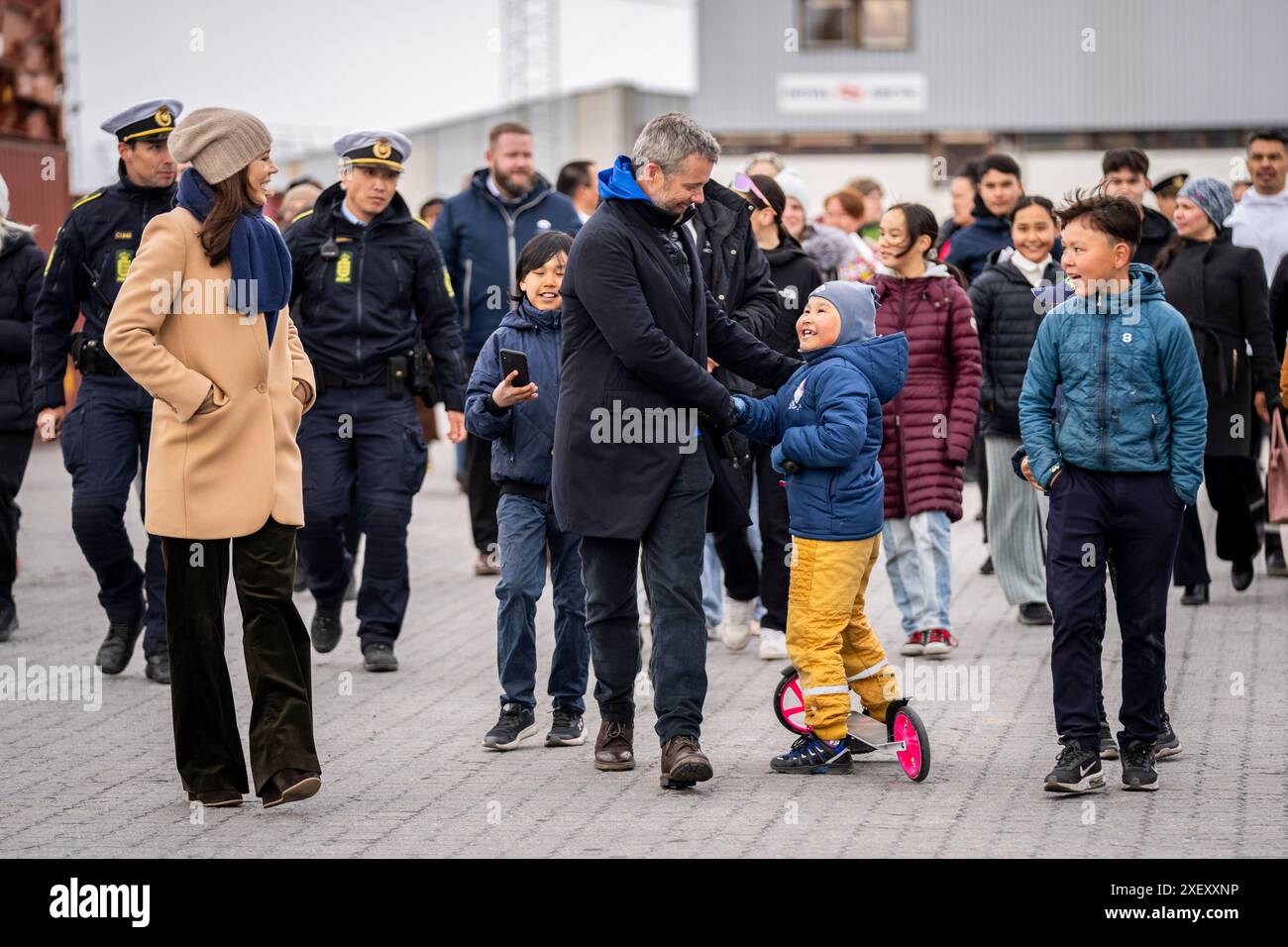 Aasiaat, Groenland. Juni 2024. König Friedrich X. und Königin Maria gehen nach einem Besuch in Aasiaat in Grönland, Samstag, den 29. Juni 2024, in Richtung des Königsschiffs Dannebrog. Das Königspaar besucht offiziell Grönland vom 29. Juni bis 6. Juli 2024. Der Besuch beginnt in der Disko Bay und das königliche Paar fährt dann mit Dannebrog nach Süden entlang Grönlands Westküste. (Foto: Ida Marie Odgaard/Ritzau Scanpix) Credit: Ritzau/Alamy Live News Stockfoto