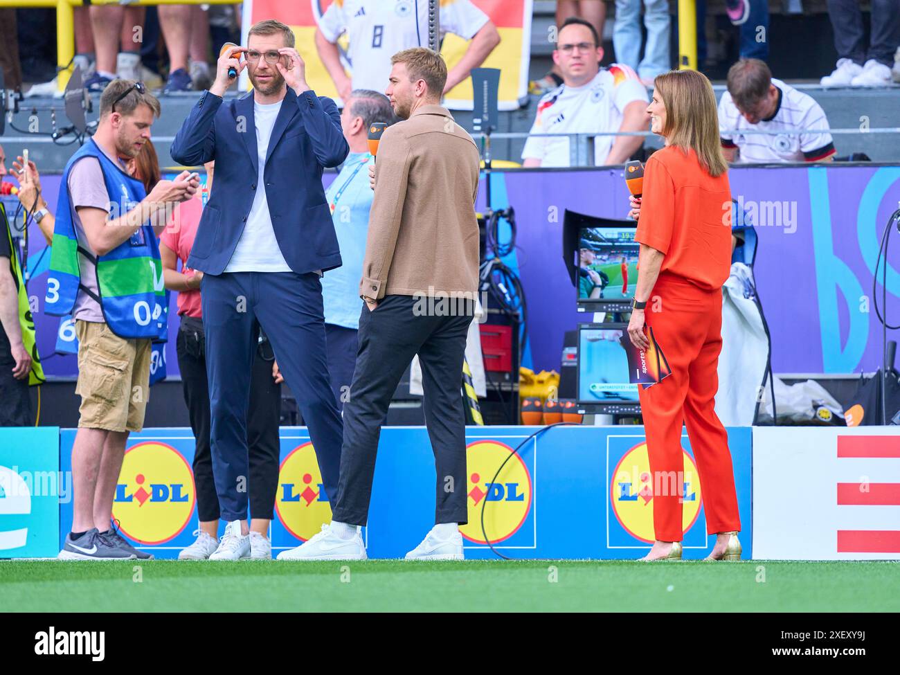 Dortmund, Deutschland. 29. Juni 2024.per MERTESACKER, ehemaliger DFB-Spieler Christoph KRAMER, Katrin Müller-Hohenstein, ZDF-Fernsehmoderatorin, Sportmoderatorin, im Best of 16 Spiel DEUTSCHLAND - DÄNEMARK 2-0 der UEFA-Europameisterschaften 2024 am 29. Juni 2024 in Dormund, Deutschland. Fotograf: Peter Schatz Stockfoto