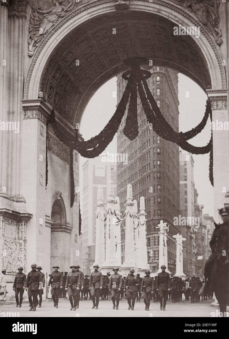 Vintage-Foto von Oberst Donovan und Mitarbeiter der 165th Infanterie, vorbei unter dem Victory Arch, New York City. 1919 Stockfoto