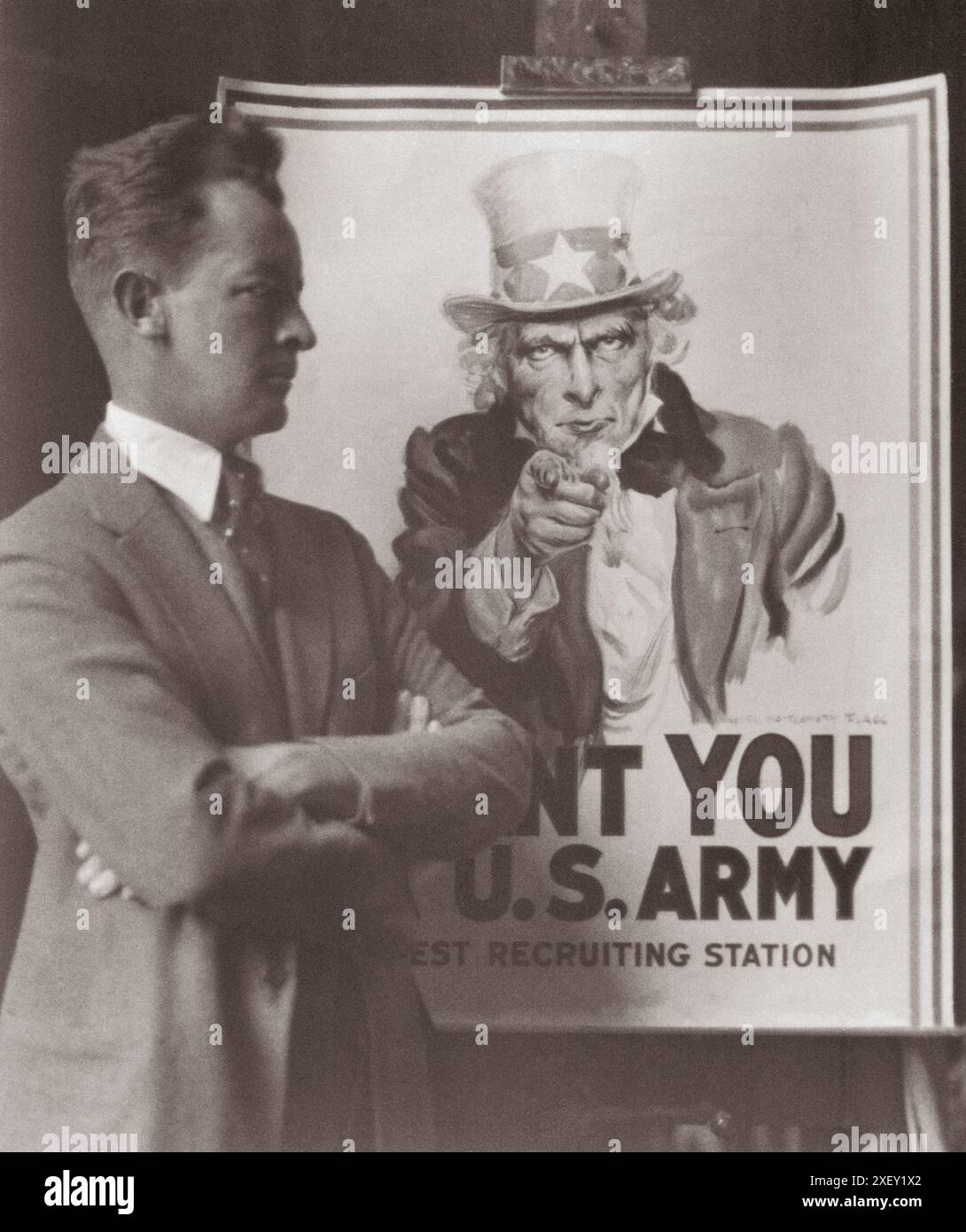 James Montgomery Flagg, von Gouverneur Whitman zum „offiziellen Künstler“ ernannt, 1918 James Montgomery Flagg (1877–1960) war ein US-amerikanischer Künstler, Comiczeichner und Illustrator. Er arbeitete in Medien, die von der Malerei bis hin zum Zeichentrickfilm reichten, aber am besten ist er für seine politischen Poster bekannt, insbesondere sein Poster von Onkel Sam aus dem Jahr 1917, das für die Rekrutierung der US-Armee während des Ersten Weltkriegs geschaffen wurde Stockfoto