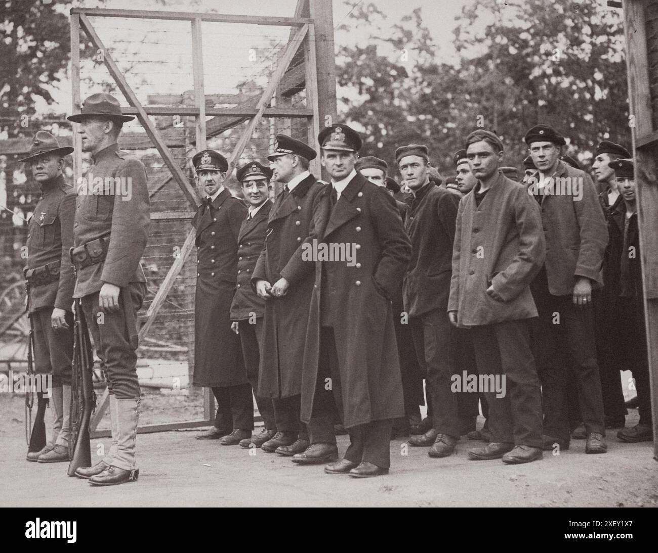 Vintage-Foto von Offizieren und Besatzungen des deutschen U-Bootes U.58, gefangen von der U.S.S. Fanning, die in das Kriegsgefängnislager in Fort McPherson, Georgia, eindringen. April 1918 Stockfoto