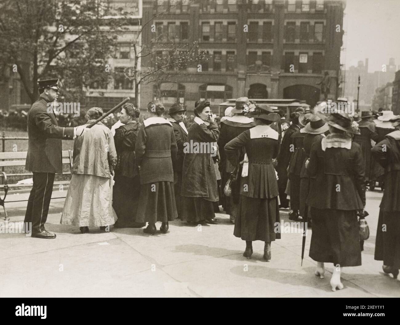 Vintage-Foto von 5.000 Frauen im Rathaus, New York, Registratastrophe. Februar 1918 5.000 Frauen in City Hall, New York, Registratastrophe. Polizisten räumten den City Hall Park ab, nachdem fünftausend Frauen aus der East Side und Harlem versammelt waren, um den Bürgermeister gegen den Entwurf zu ersuchen. Als sie erfuhren, dass der Bürgermeister nicht in seinem Büro war, weigerten sie sich zu gehen. Einige Polizisten wurden bei dem Aufstand leicht verletzt. Stockfoto