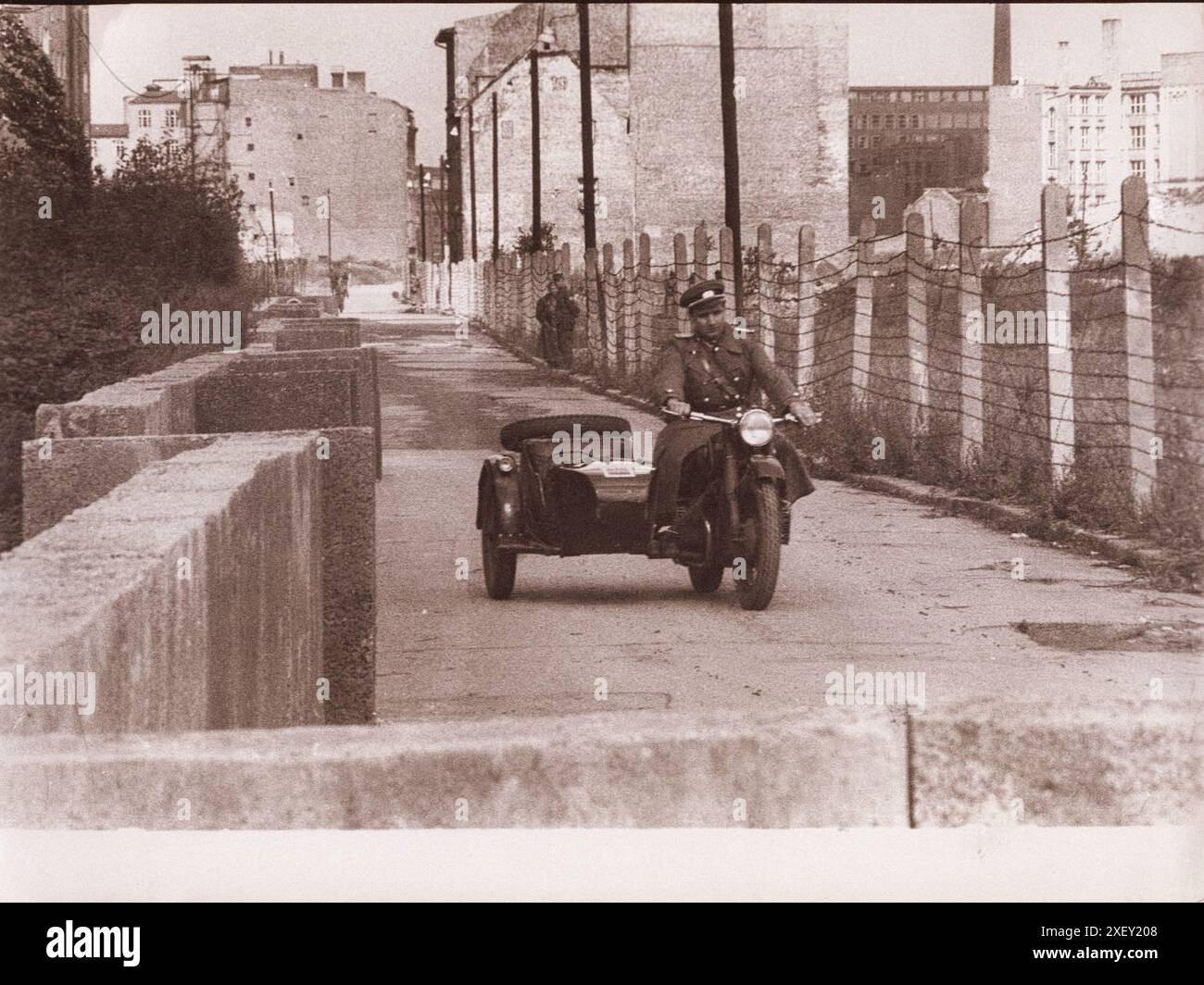 Vintage-Foto der Berliner Krise von 1961: Der Bau der Mauer zwischen Mauer und Stacheldraht in Kreuzberg ist eine „tote“ Straße, die von der Volkspolizei kontrolliert wird. East Belin - West-Berlin. September 1961 Stockfoto