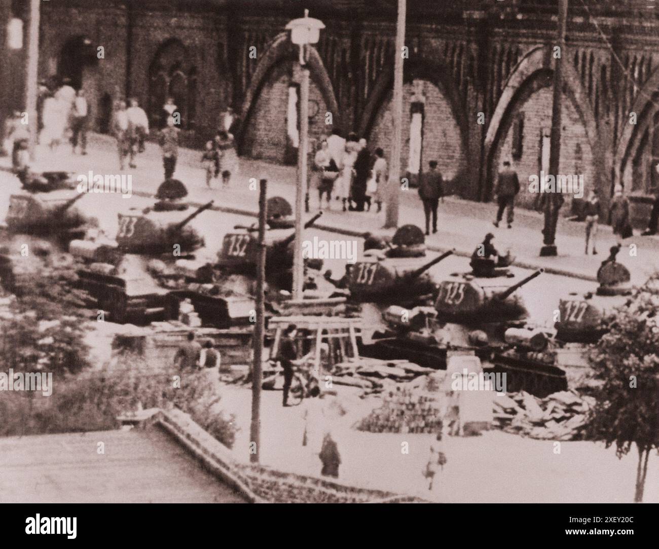 Vintage-Foto der Berliner Krise von 1961: Bau der Mauerpanzer in Berlin. Entlang der Warschauer Brücke, nahe der Grenze zwischen Ost- und West-Berlin, erstreckt sich eine Linie von ostdeutschen Panzern. August 1961 Stockfoto
