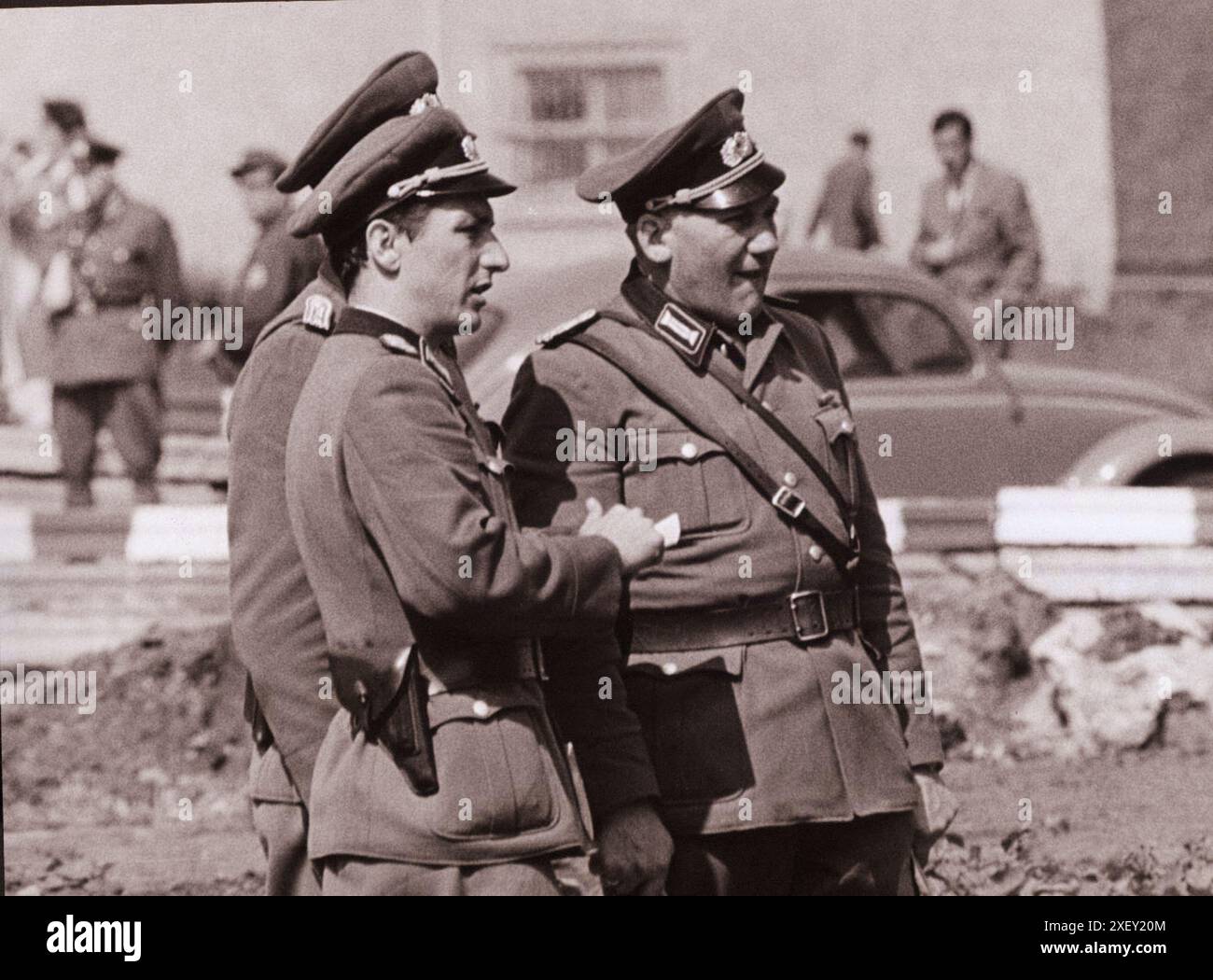 Vintage-Foto der Berliner Krise von 1961: Bau der DDR-Grenzschutzbeamten. West-/Ostberlin. August 1961 Stockfoto