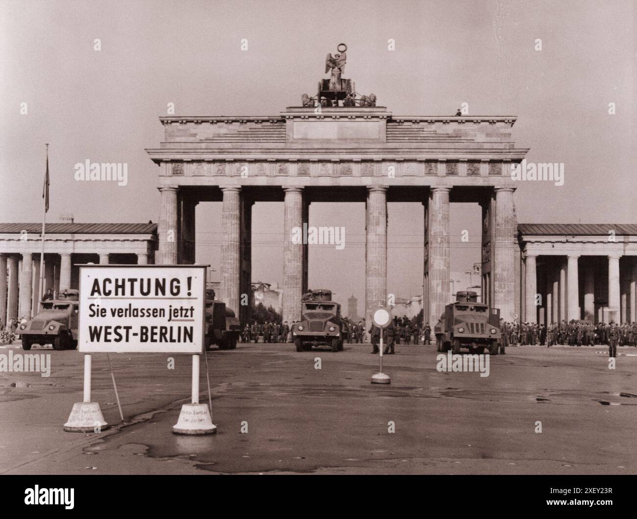 Vintage-Foto der Berliner Krise von 1961: Bau der Mauer militärische Wasserfahrzeuge mit Hochdruckschläuchen in ihren Türmen sind in Leitposition entlang der Brandenburger Tor-Grenze angeordnet. Berlin, August 1961 Stockfoto