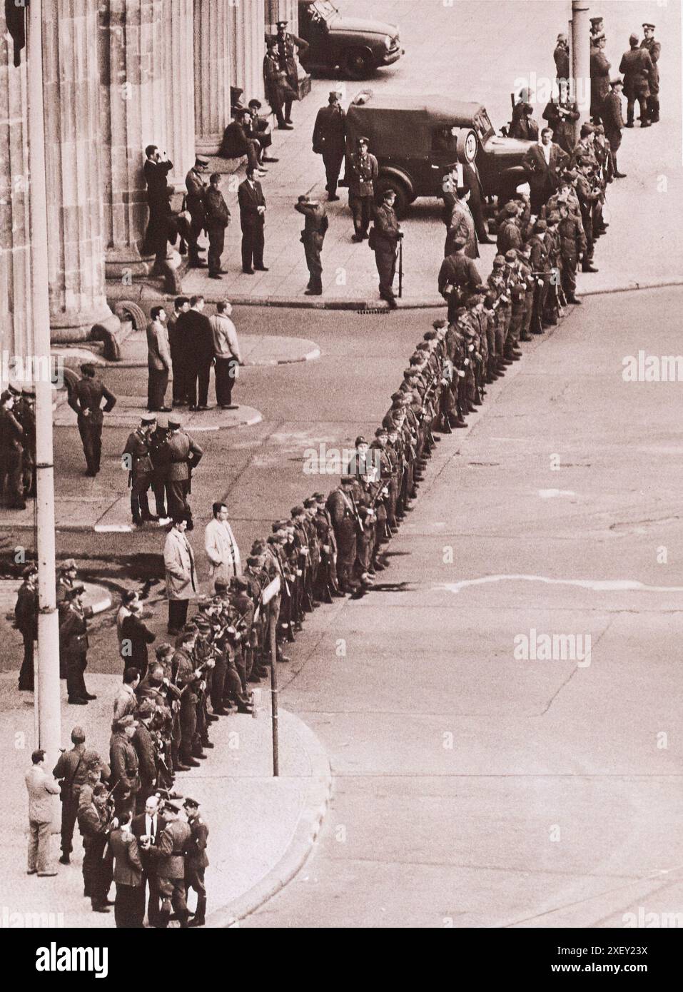 Vintage-Foto der Berliner Krise von 1961: Mauerbau DDR-Infanteristen stehen in enger Reihe, um Berlins wichtigsten Grenzübergang, das Brandenburger Tor, abzuschotten. August 1961 Stockfoto